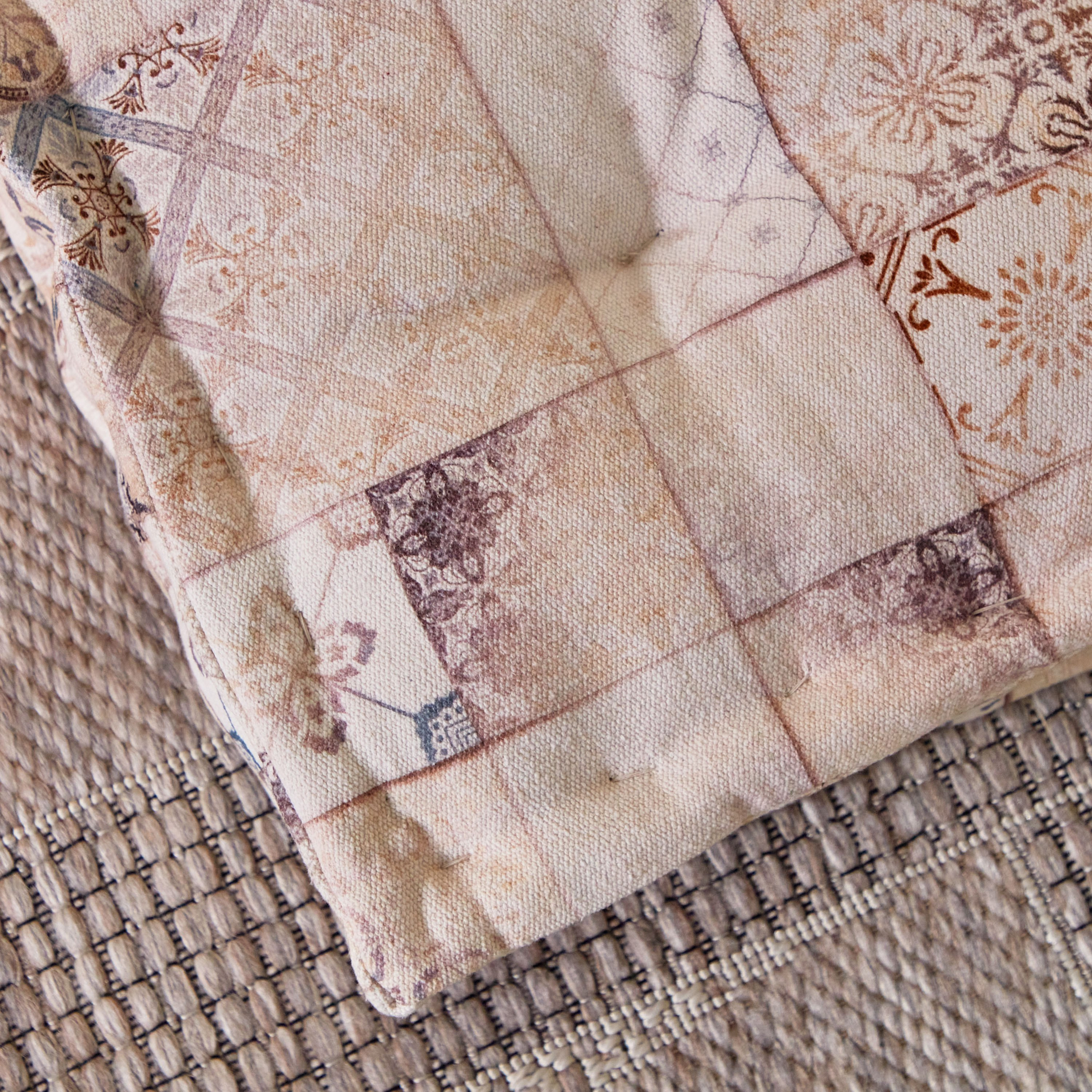وسادة أرضية برقعة بطبعات من مهرجان فيز- 60x60x12 سم-hbxdecorandfurnishings-homefurnishings-cushionsandcovers-floorcushions-image-3