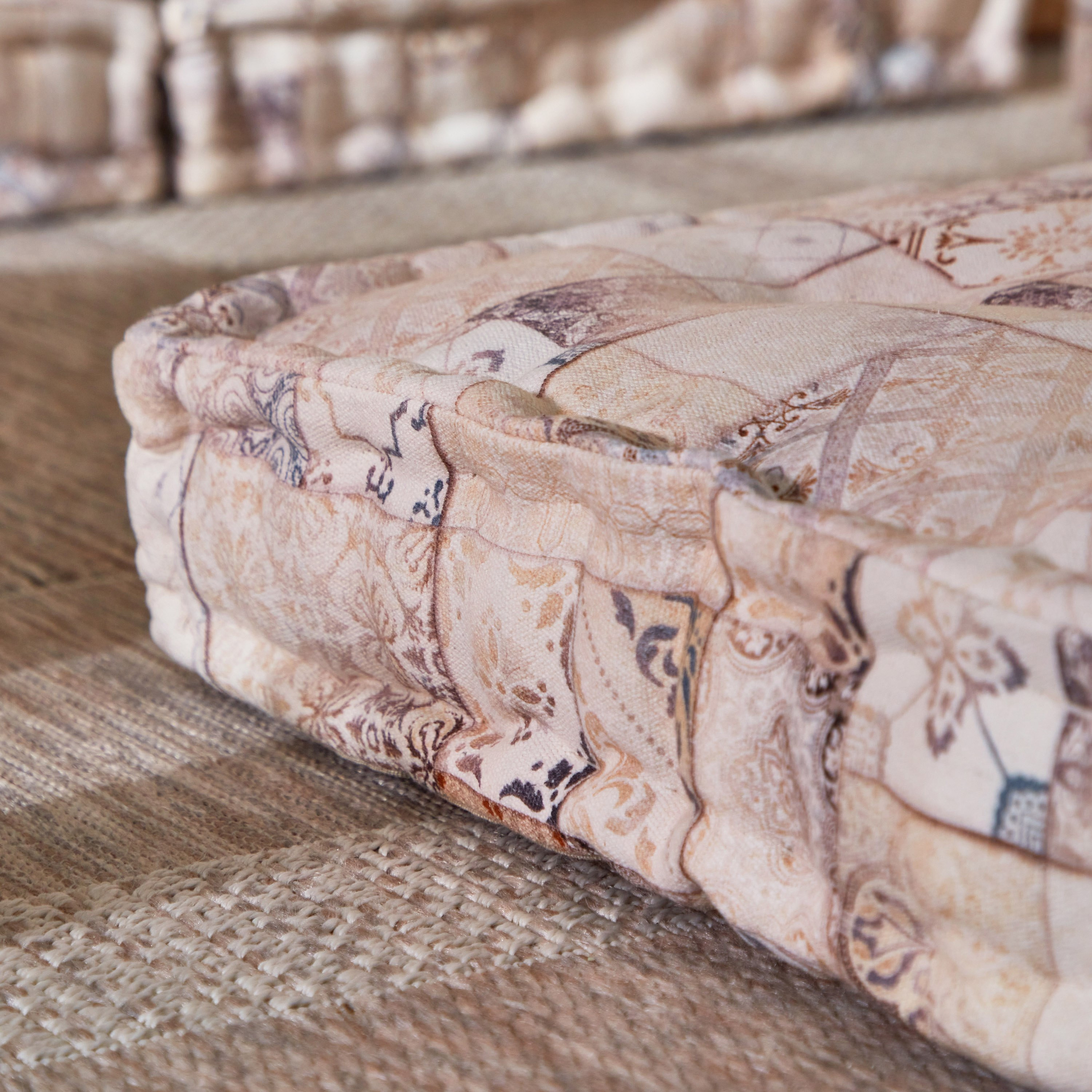 وسادة أرضية برقعة بطبعات من مهرجان فيز- 60x60x12 سم-hbxdecorandfurnishings-homefurnishings-cushionsandcovers-floorcushions-image-4