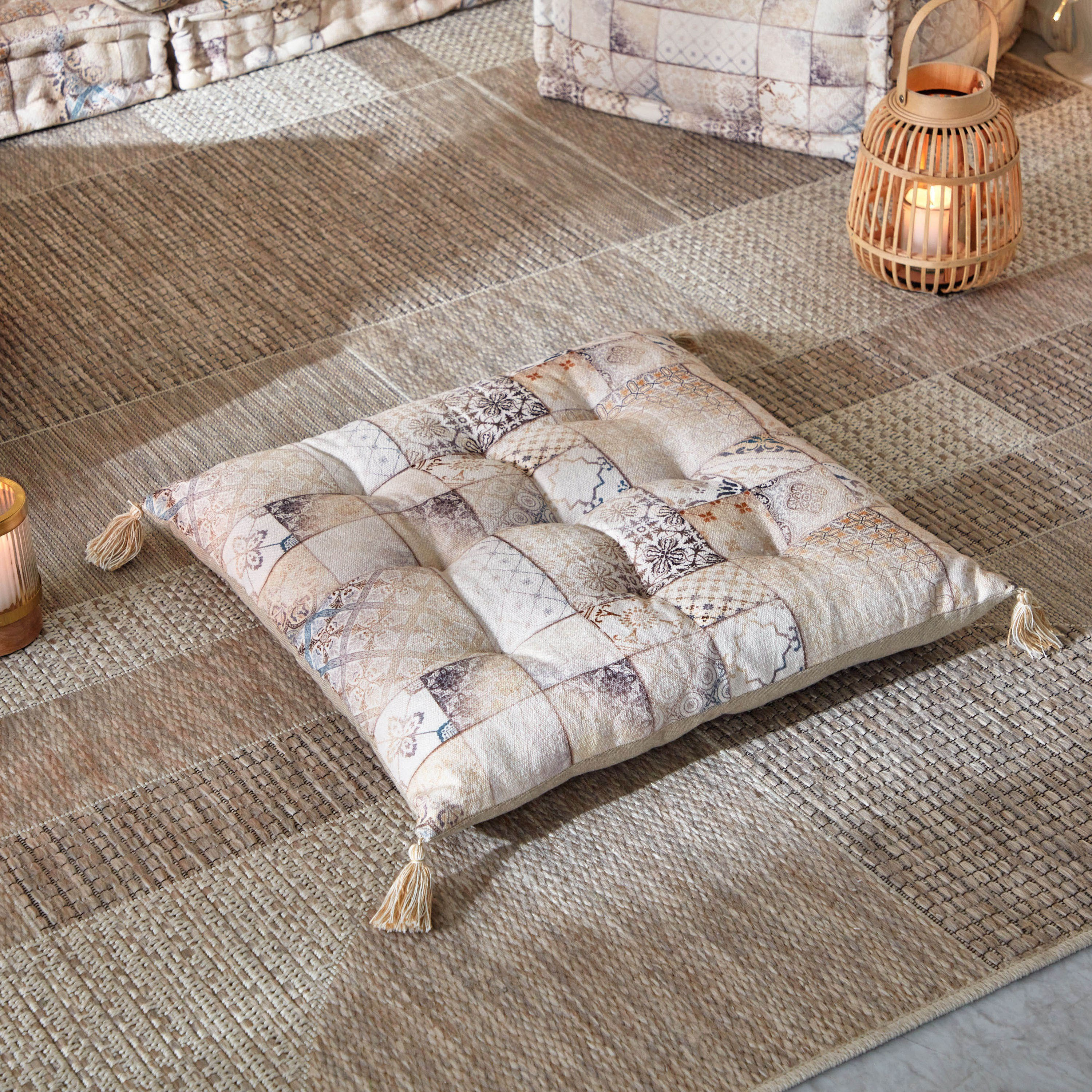 وسادة بتصميم متداخل وطبعات فيز من مهرجان - 60x60 سم-hbxlivingroom-furnishings-cushionsandcovers-filledcushions-image-1