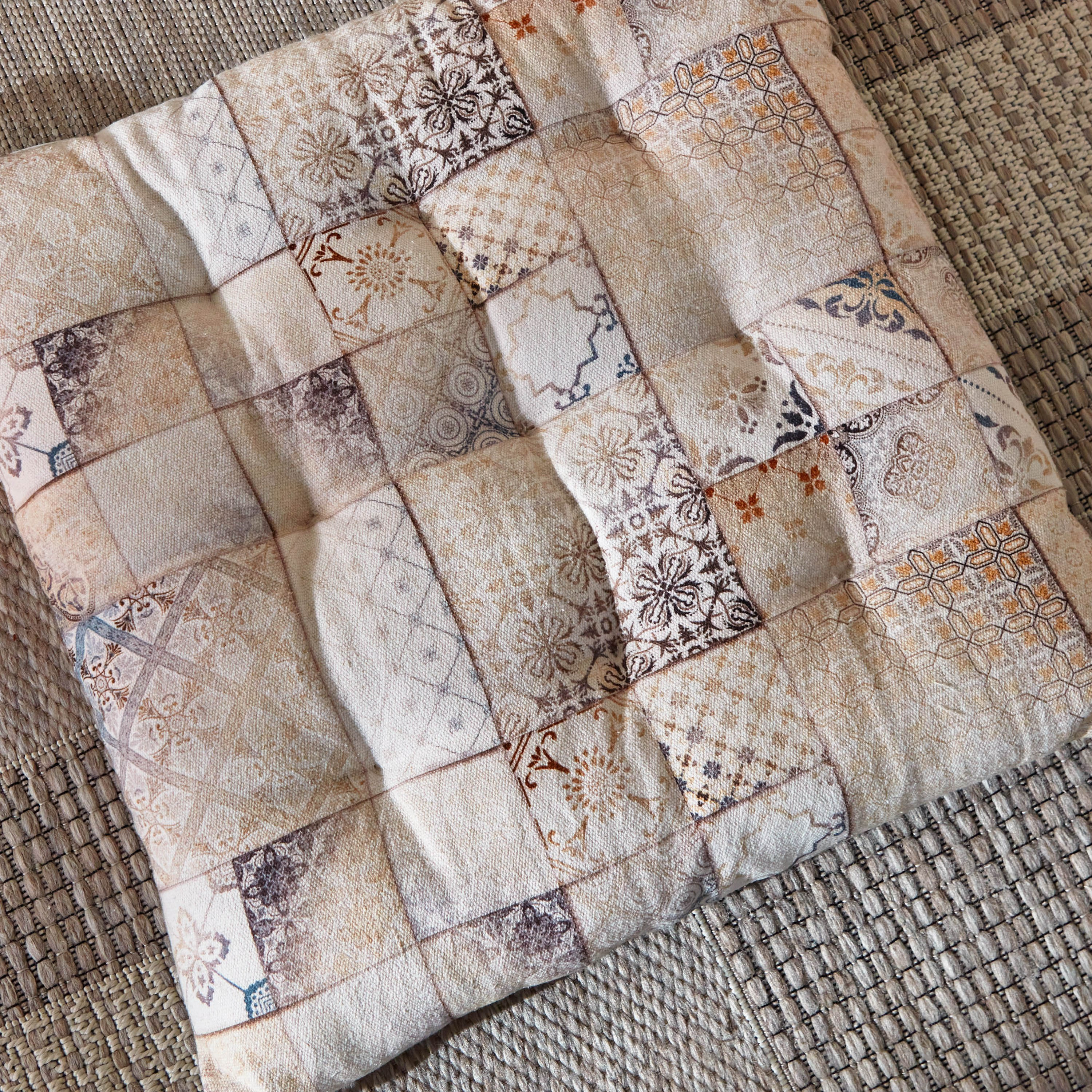وسادة بتصميم متداخل وطبعات فيز من مهرجان - 60x60 سم-hbxlivingroom-furnishings-cushionsandcovers-filledcushions-image-2