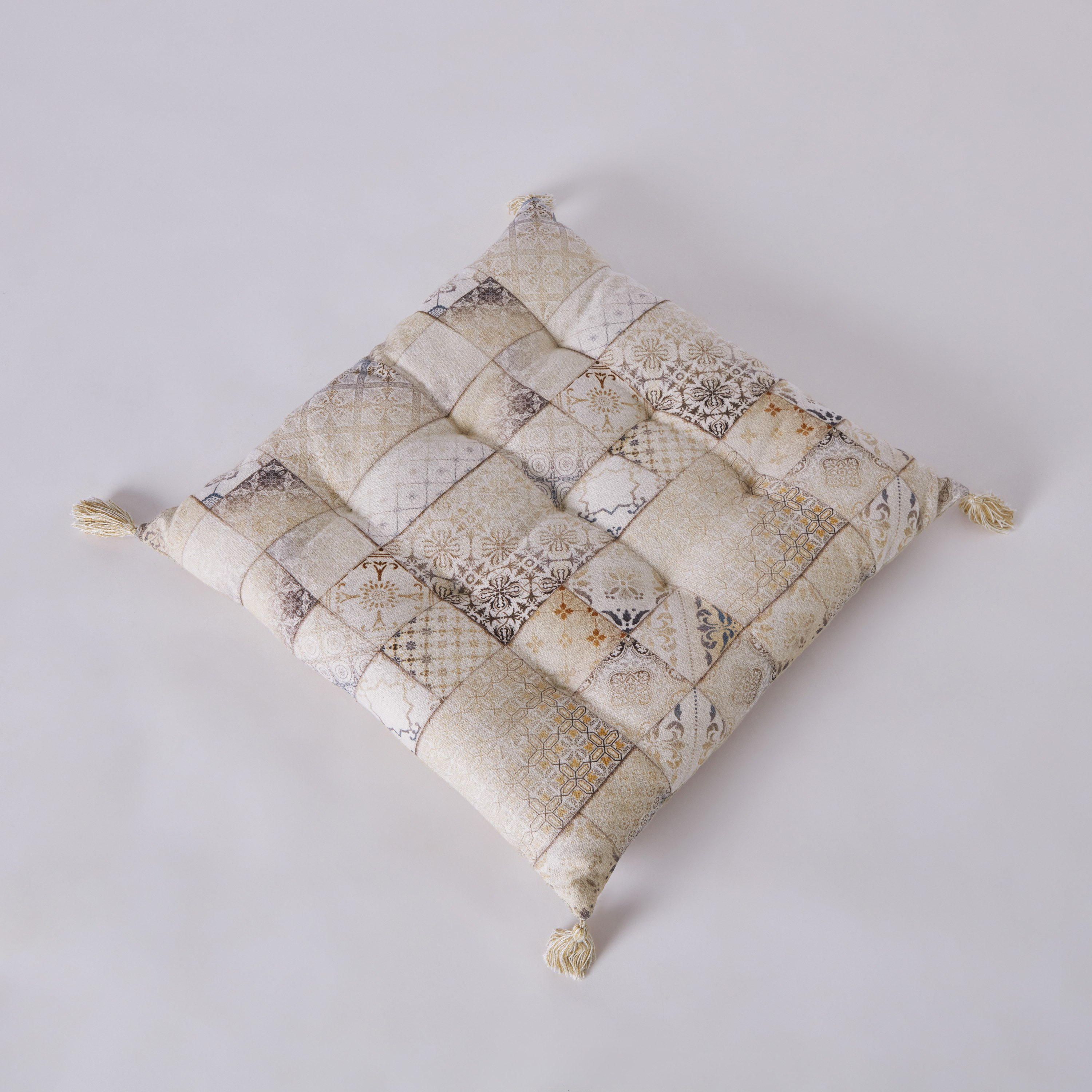 وسادة بتصميم متداخل وطبعات فيز من مهرجان - 60x60 سم-hbxlivingroom-furnishings-cushionsandcovers-filledcushions-image-5