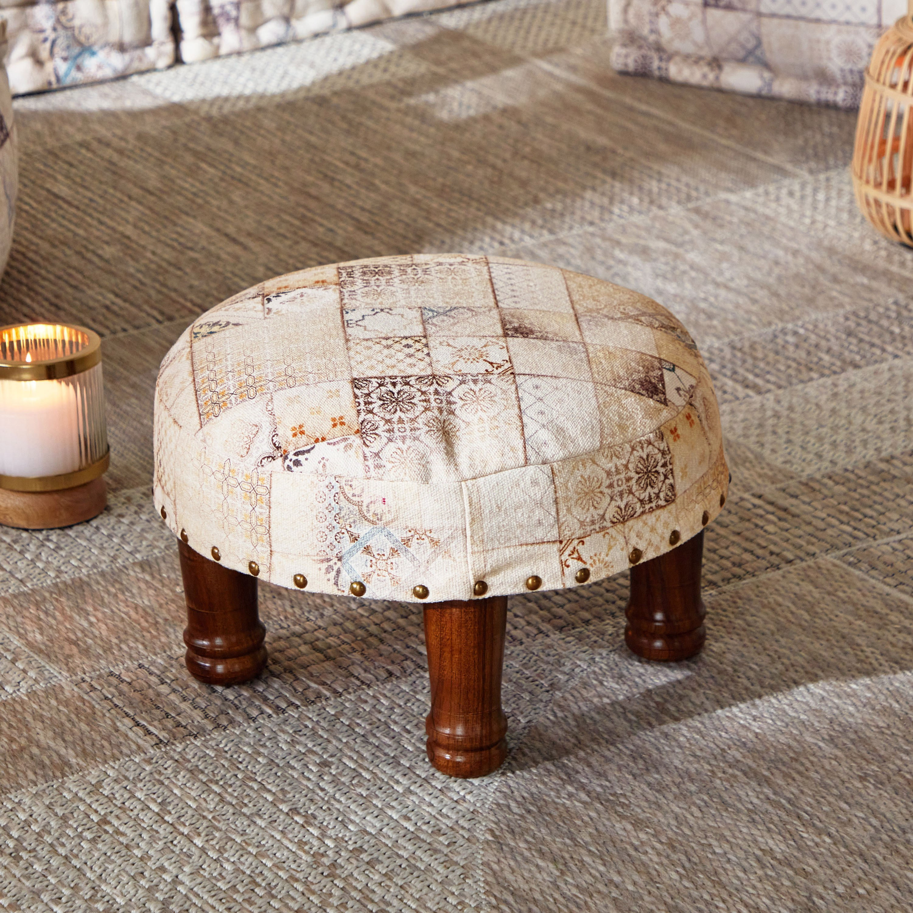 مقعد مستدير بطبعات من مهرجان فيز - 40x40x24 سم-hbxlivingroom-sofasandarmchairs-ottomansandfootstools-image-1