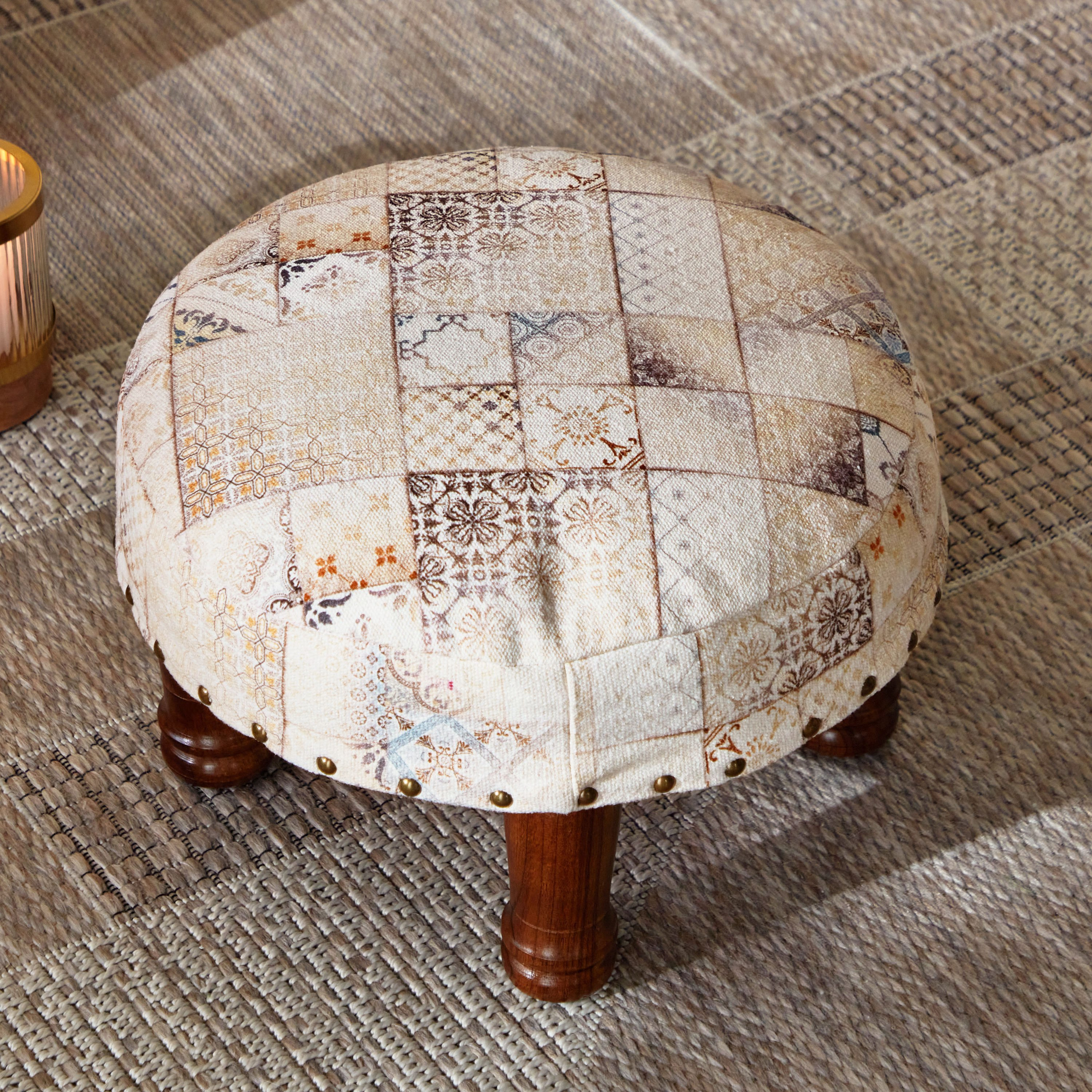 مقعد مستدير بطبعات من مهرجان فيز - 40x40x24 سم-hbxlivingroom-sofasandarmchairs-ottomansandfootstools-image-2