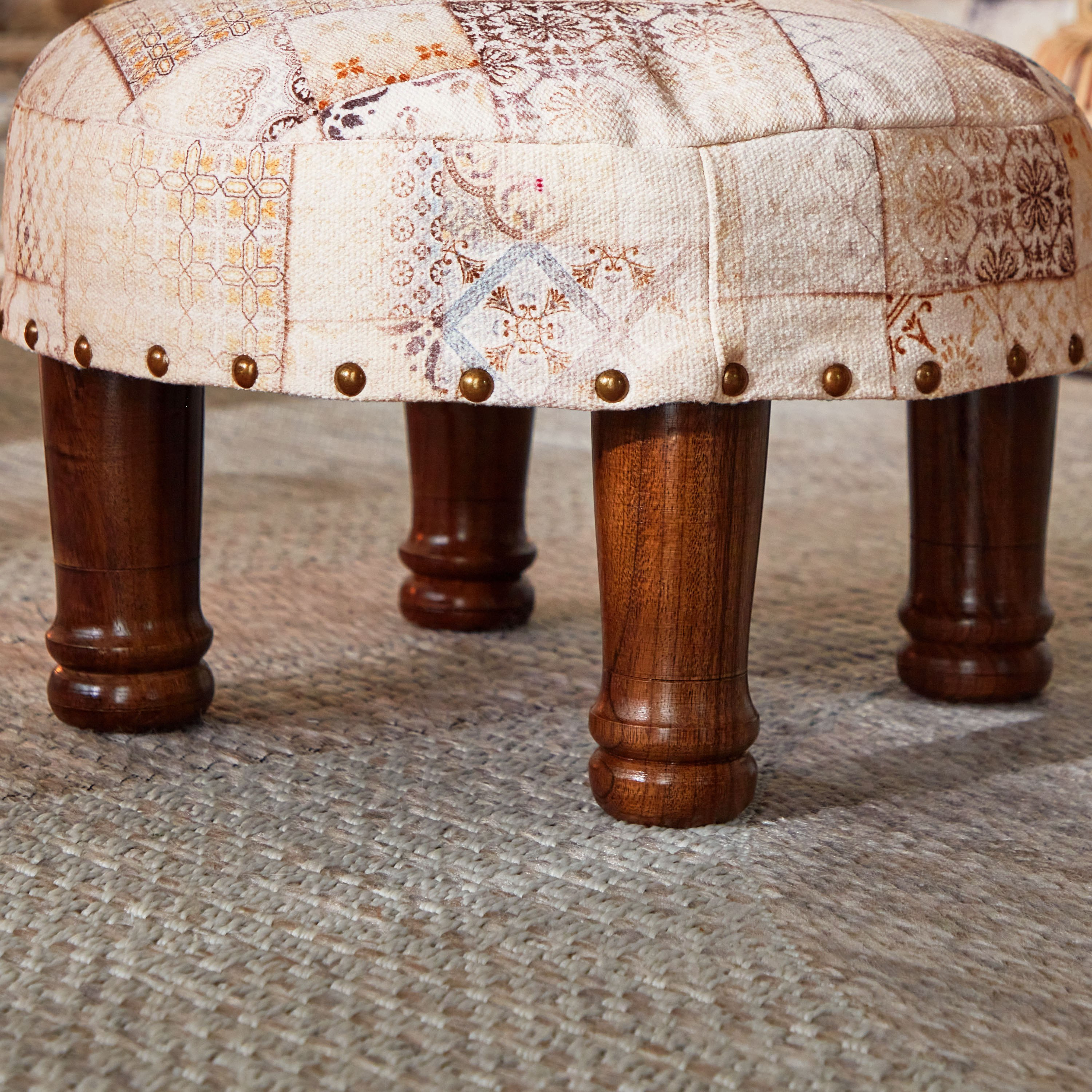 مقعد مستدير بطبعات من مهرجان فيز - 40x40x24 سم-hbxlivingroom-sofasandarmchairs-ottomansandfootstools-image-3