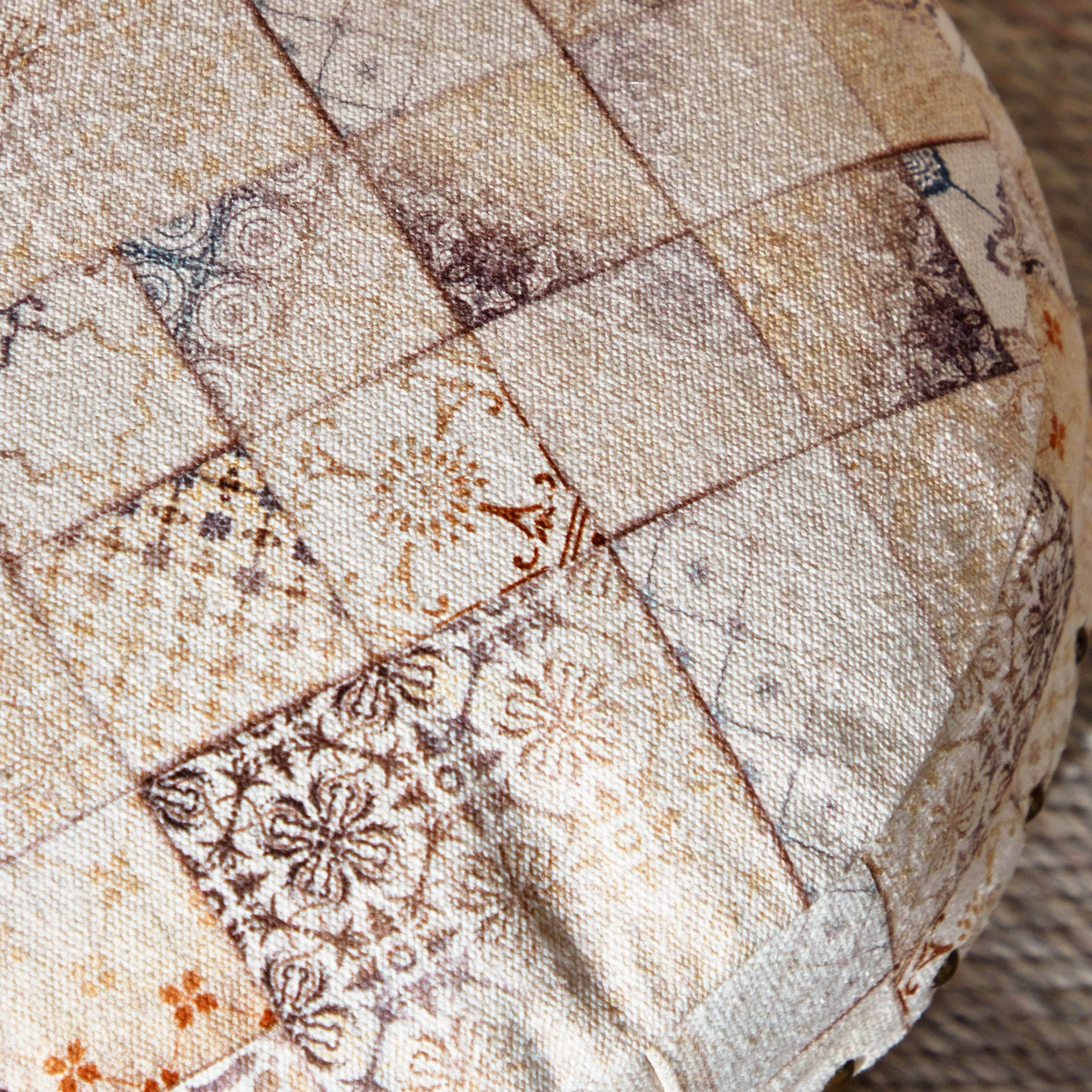 مقعد مستدير بطبعات من مهرجان فيز - 40x40x24 سم-hbxlivingroom-sofasandarmchairs-ottomansandfootstools-image-4