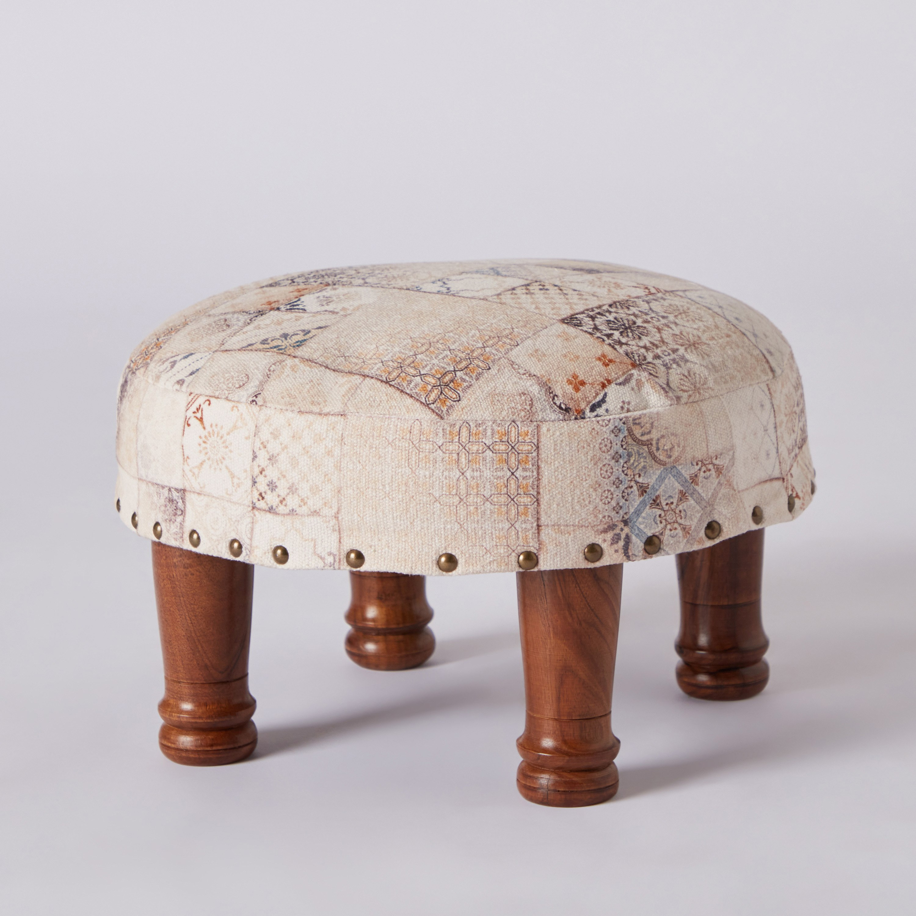 مقعد مستدير بطبعات من مهرجان فيز - 40x40x24 سم-hbxlivingroom-sofasandarmchairs-ottomansandfootstools-image-6