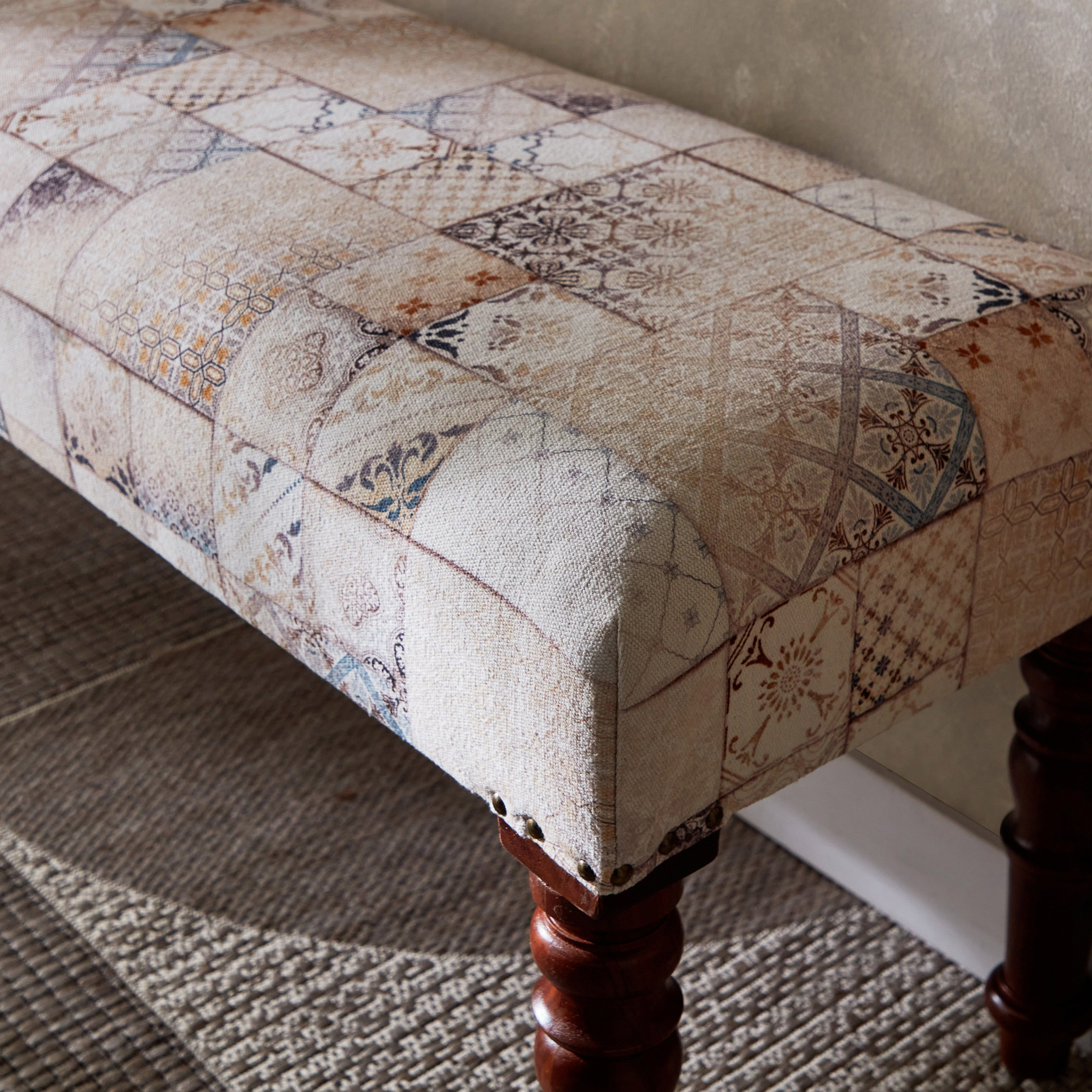 مقعد بنش بطبعات - مهرجان فيز من موڤو - 120x40x40 سم-hbxfurniture-sofasandarmchairs-benches-image-3