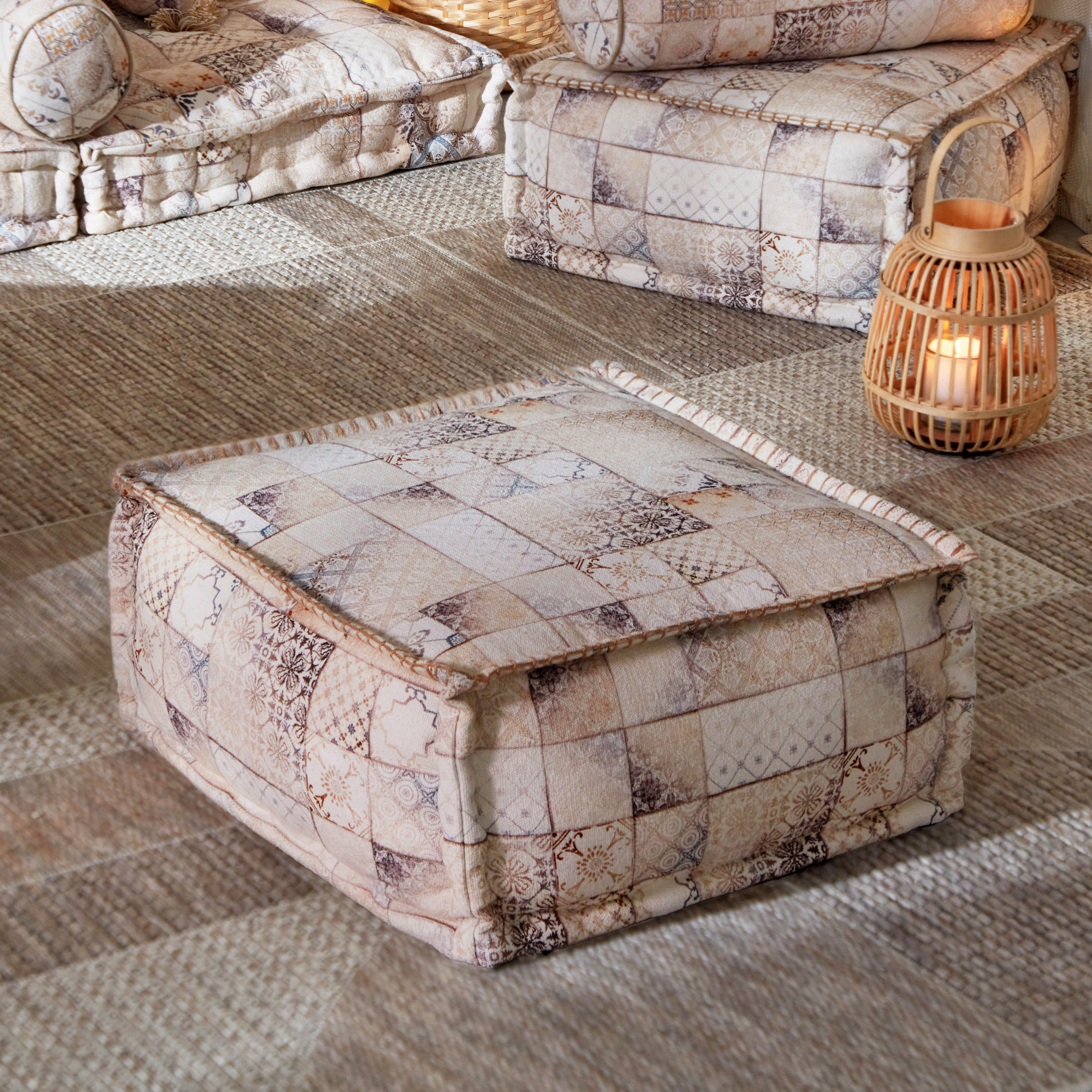 مقعد بوف مربع بطبعات من مهرجان فيز - 50x50x25 سم-hbxlivingroom-sofasandarmchairs-modularsofas-image-1