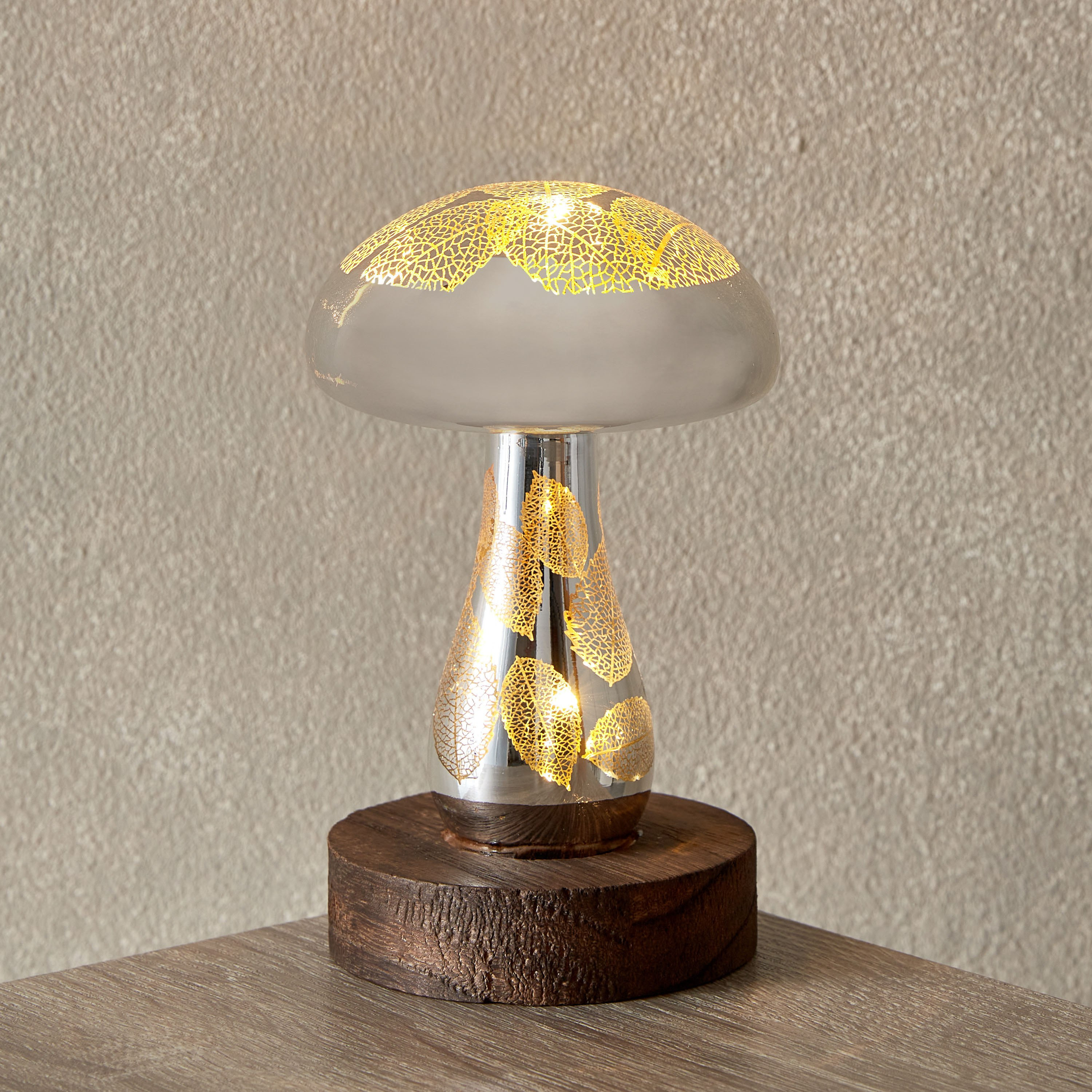 مصباح إل إي دي زجاجي أوراق شجر مفرّغة من النيكل من براير - 9x9x14 سم-hbxhomeware-homedecor-figurinesandornaments-image-1