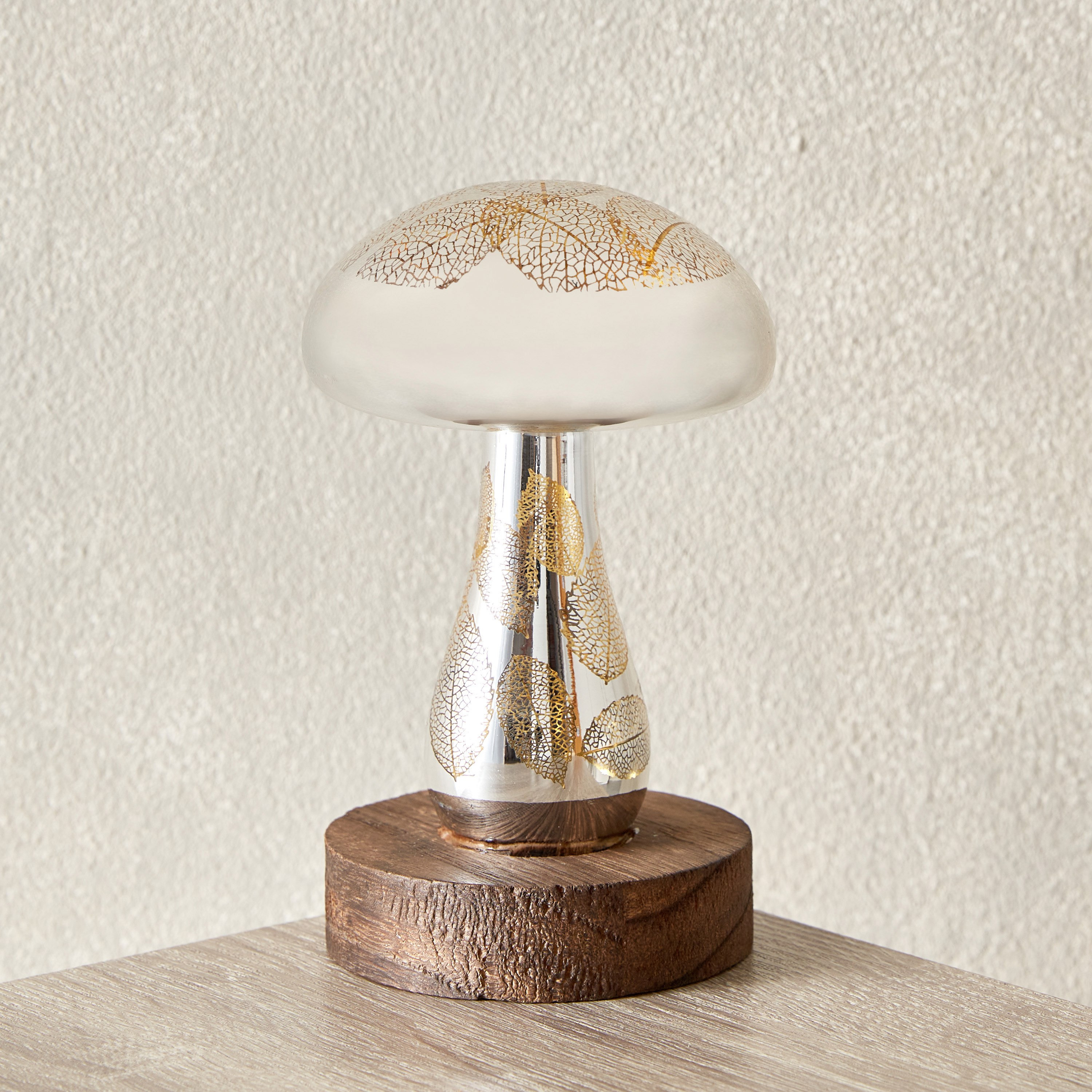 مصباح إل إي دي زجاجي أوراق شجر مفرّغة من النيكل من براير - 9x9x14 سم-hbxhomeware-homedecor-figurinesandornaments-image-2