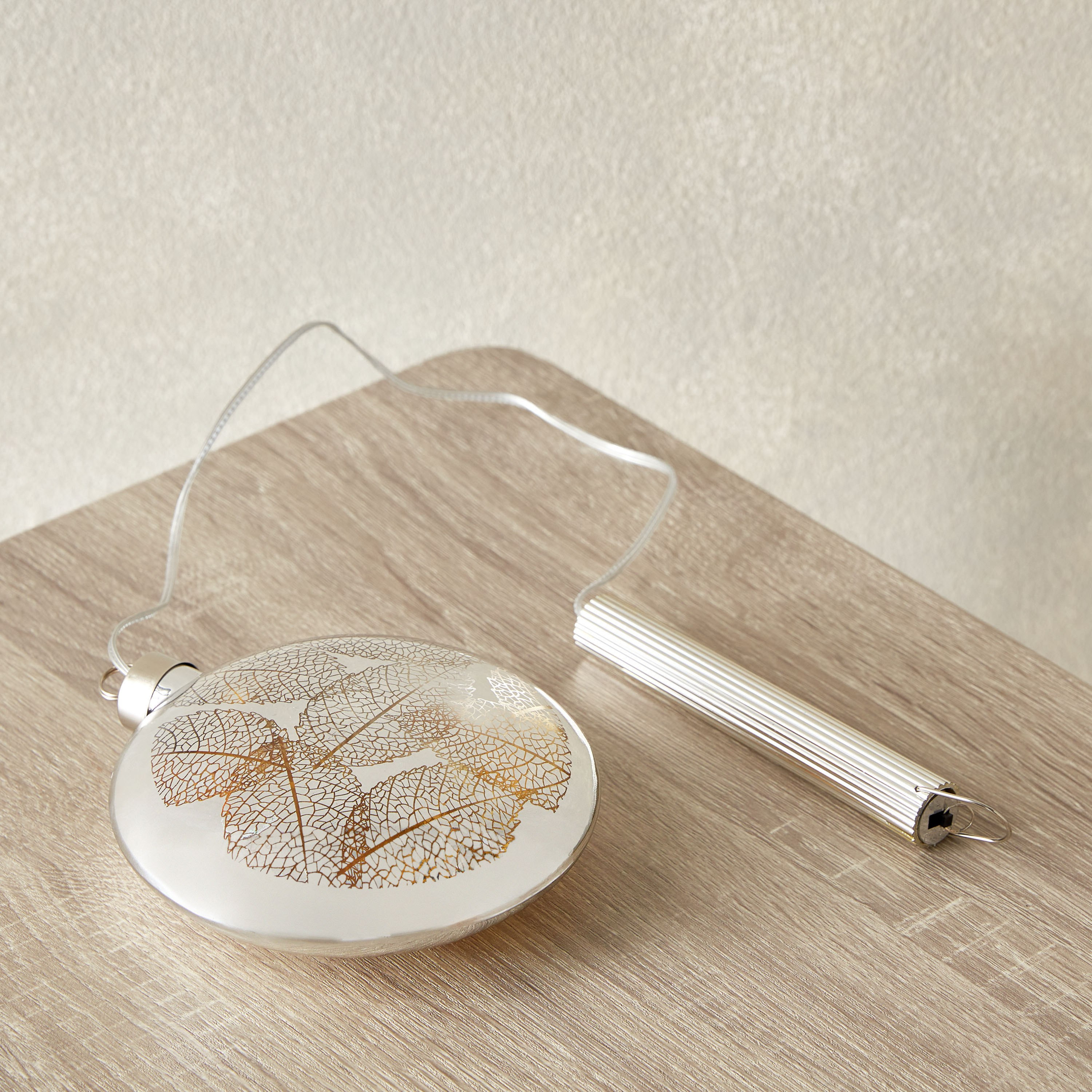 زينة إل إي دي بتصميم ورقة شجر مفرّغة من النيكل والزجاج من براير - 12x4x13 سم-hbxhomeware-homedecor-figurinesandornaments-image-3
