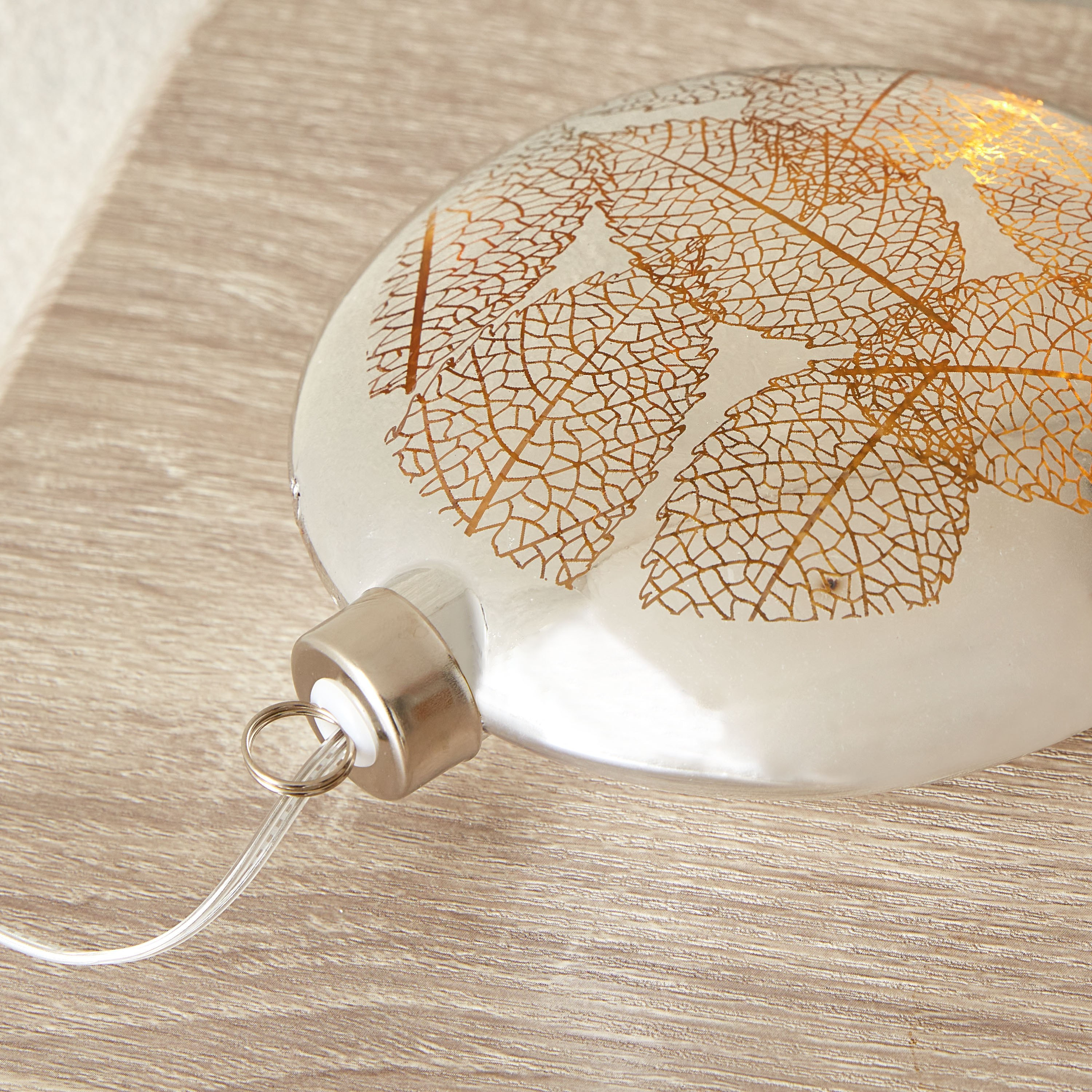 زينة إل إي دي بتصميم ورقة شجر مفرّغة من النيكل والزجاج من براير - 12x4x13 سم-hbxhomeware-homedecor-figurinesandornaments-image-5