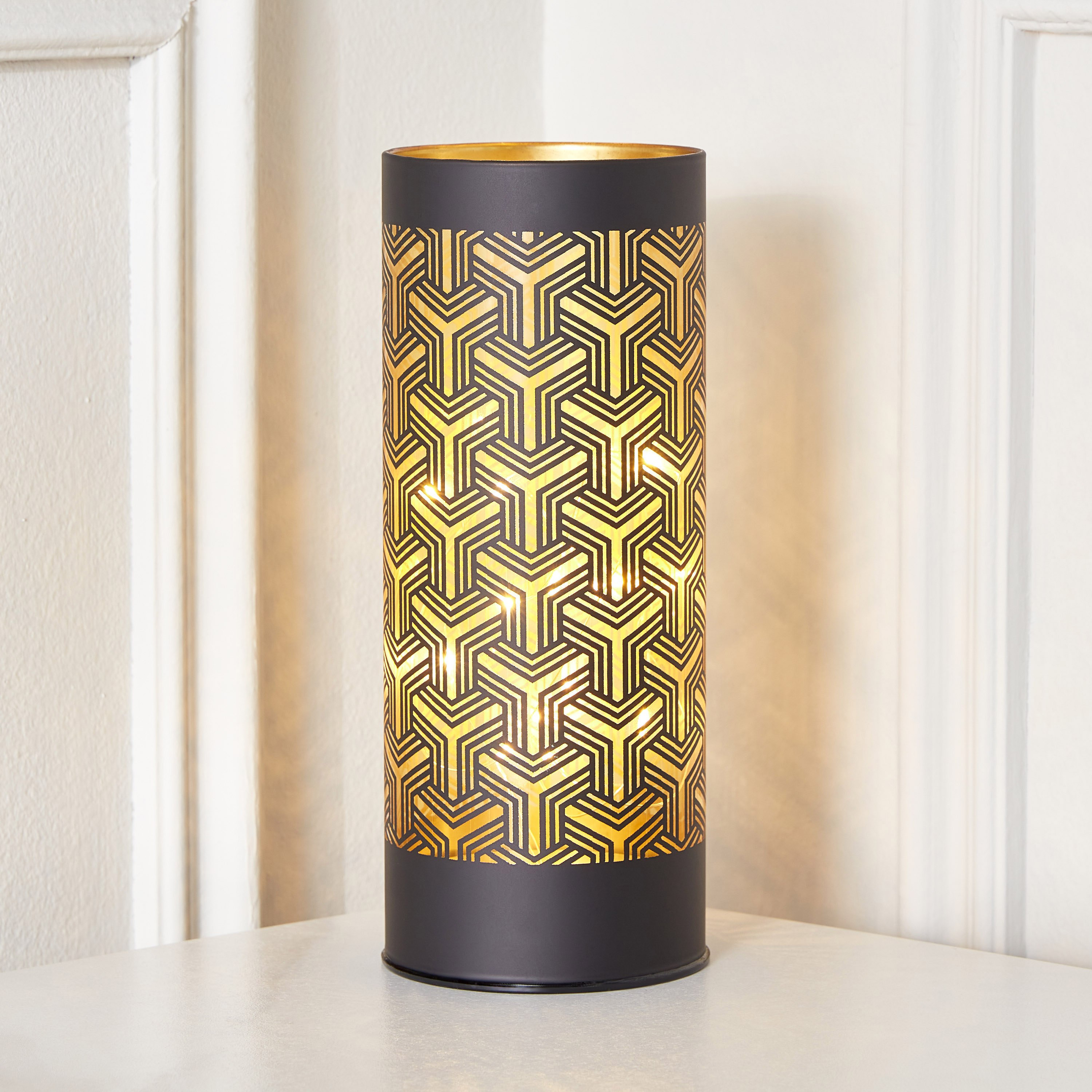 فانوس أل إي دي زجاج بتصاميم مفرغة جيو من براير- 8x8x20 سم-hbxdecorandfurnishings-homeaccessories-lanterns-image-1