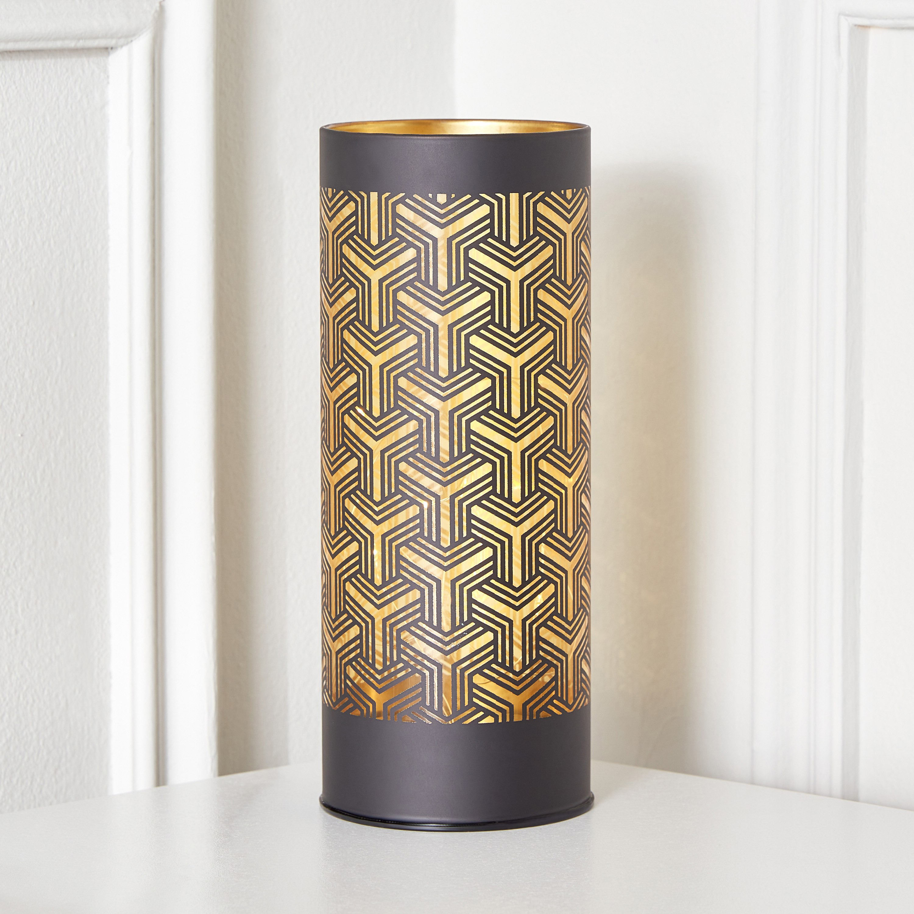 فانوس أل إي دي زجاج بتصاميم مفرغة جيو من براير- 8x8x20 سم-hbxdecorandfurnishings-homeaccessories-lanterns-image-2