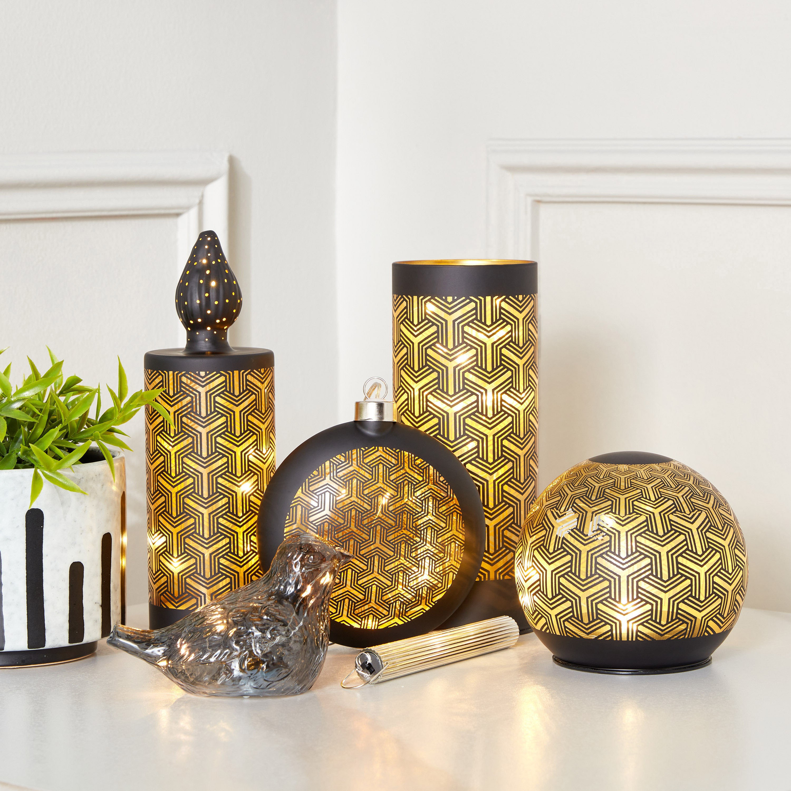 فانوس أل إي دي زجاج بتصاميم مفرغة جيو من براير- 8x8x20 سم-hbxdecorandfurnishings-homeaccessories-lanterns-image-6