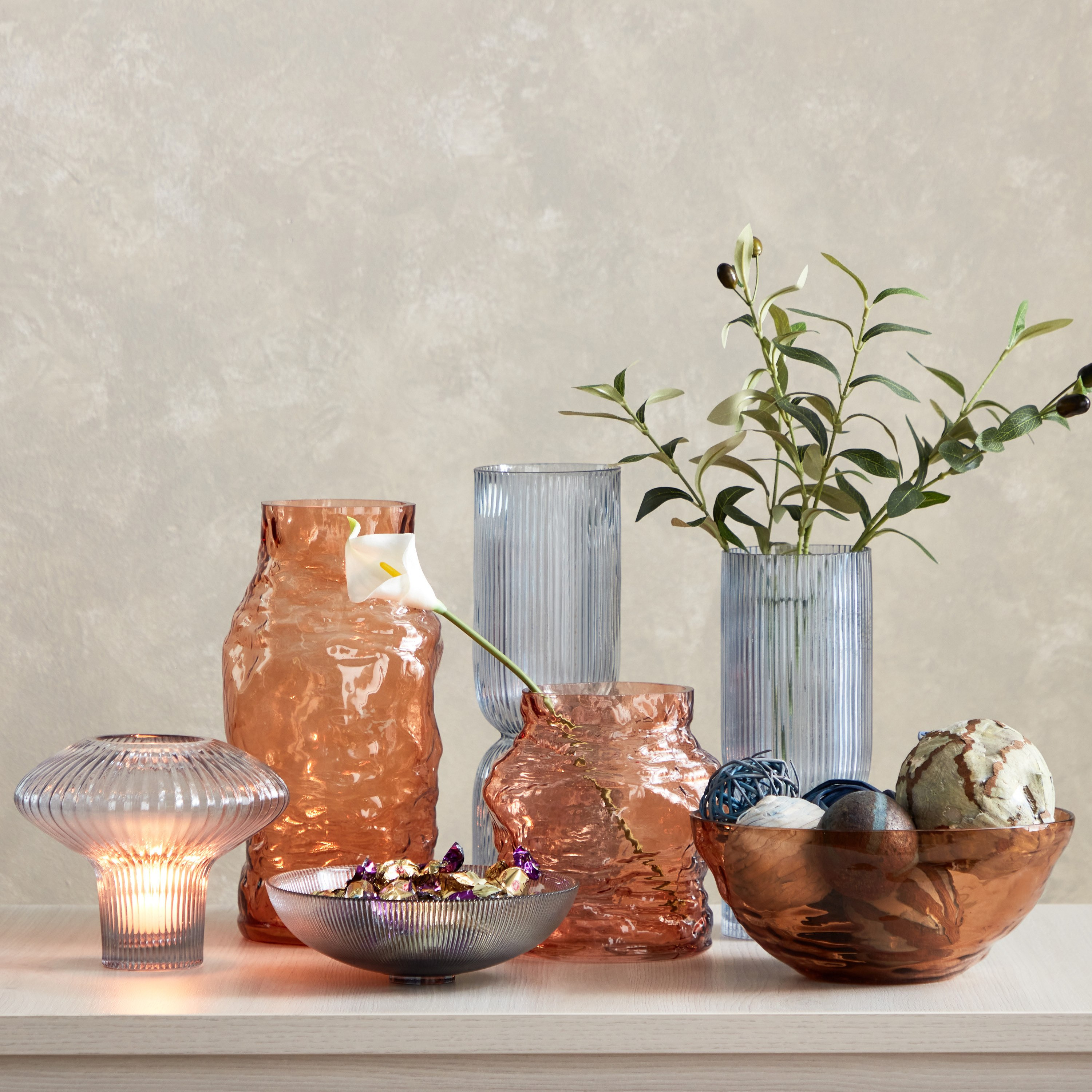 مزهرية زجاج عنبر عضوية مصنوعة من أدرو - 25x25x10.5 سم-hbxbedroom-decorandaccessories-vases-image-5