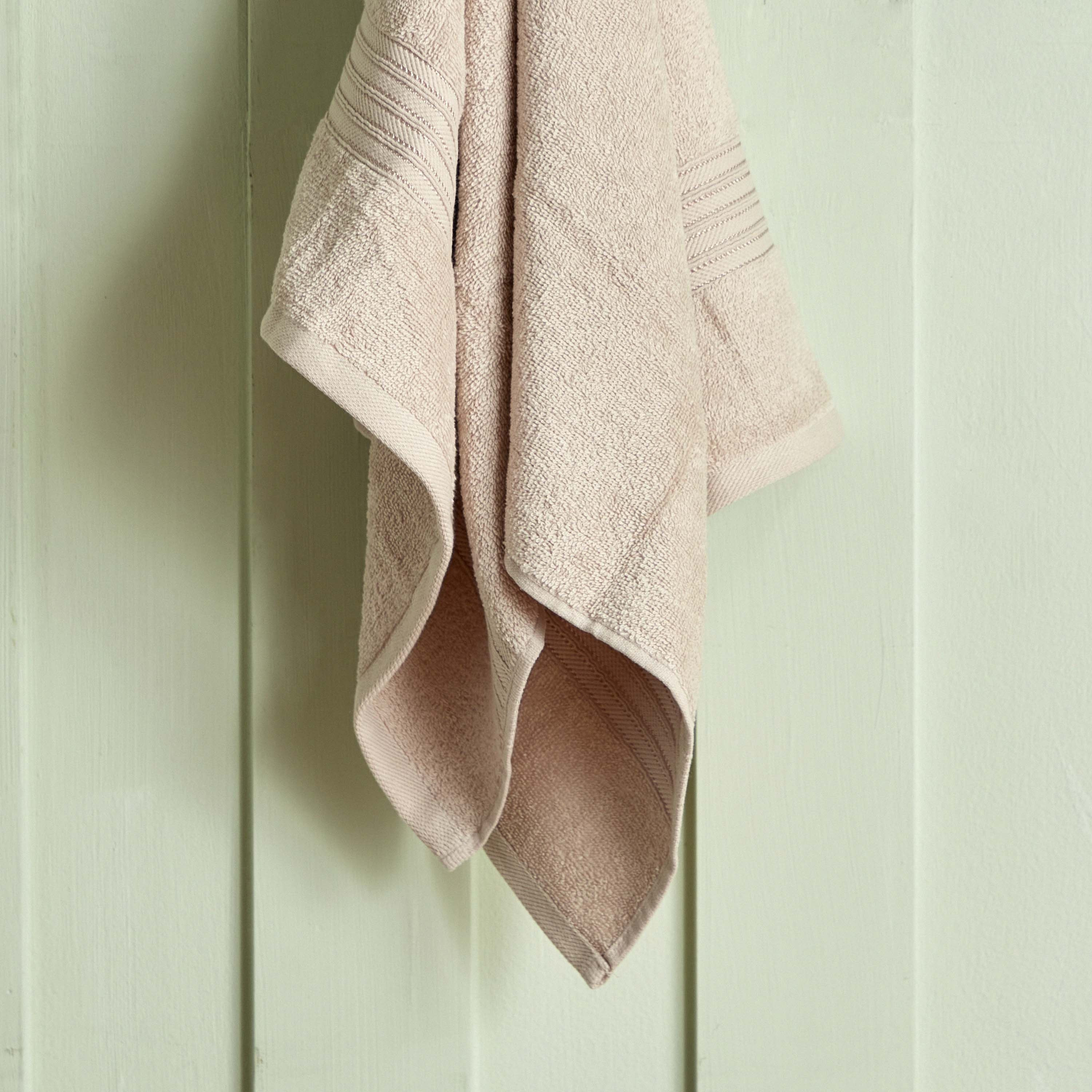 منشفة يد ممشطة من إسنشيال - 50x90 سم-hbxbathroom-bathroomtextiles-image-3