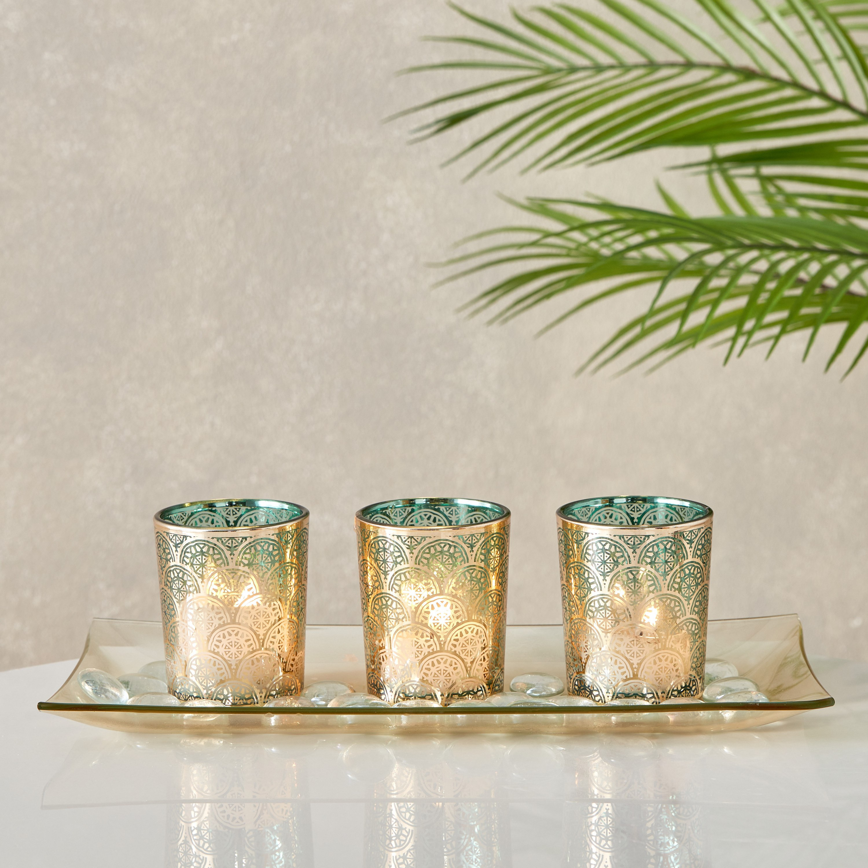 طقم حامل شموع زجاجي 3 قطع بصينية وحصى من مريا - 26x12 سم-hbxlivingroom-decorandaccessories-candleholders-image-1