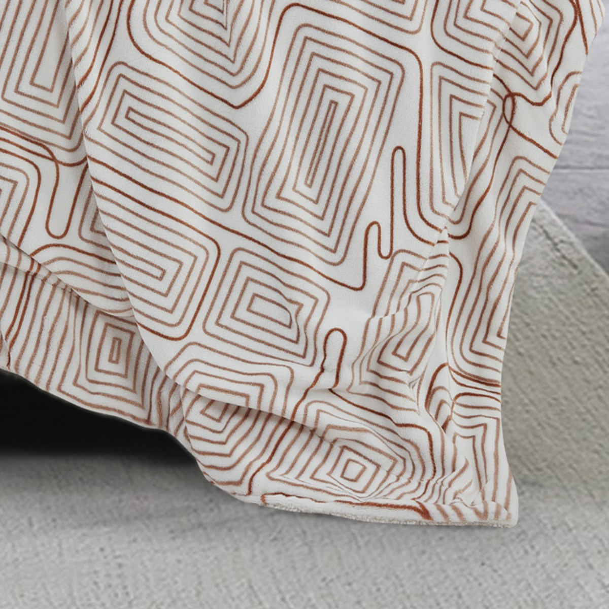 بطانية فلانيل شيربا كوين بطبعات فينيسا من براكستون - 200x220 سم-hbxhomeware-hbxbedroom-image-4