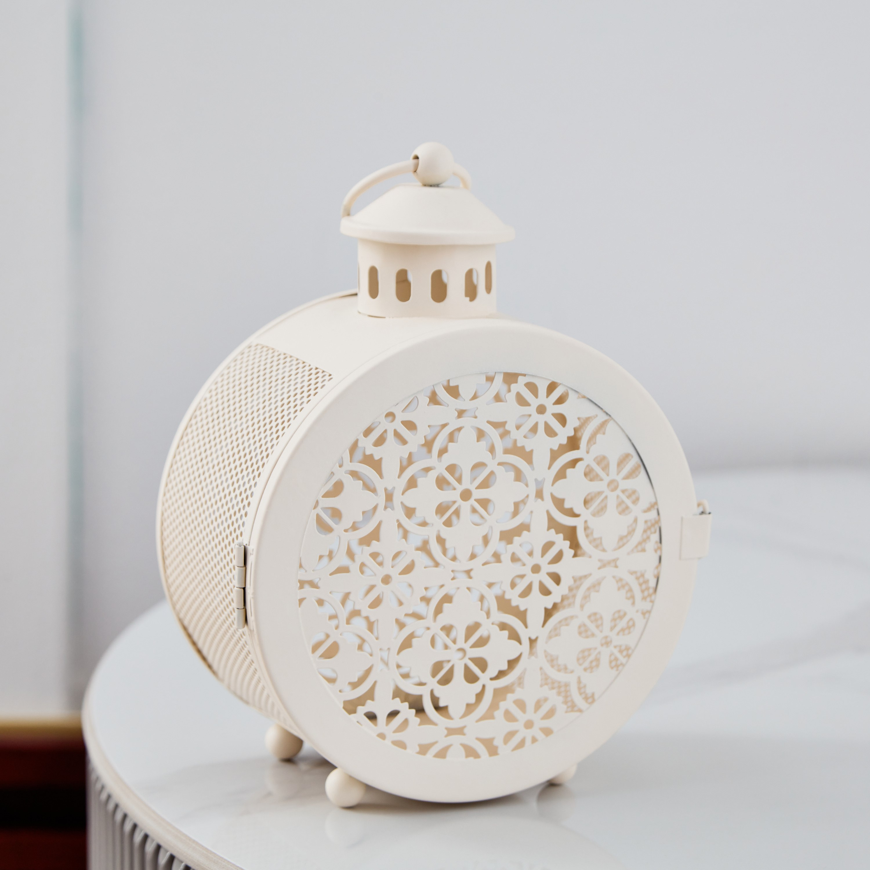 فانوس معدن مستدير مفرغ من أورورا - 14x8x19 سم-hbxdecorandfurnishings-homeaccessories-lanterns-image-1