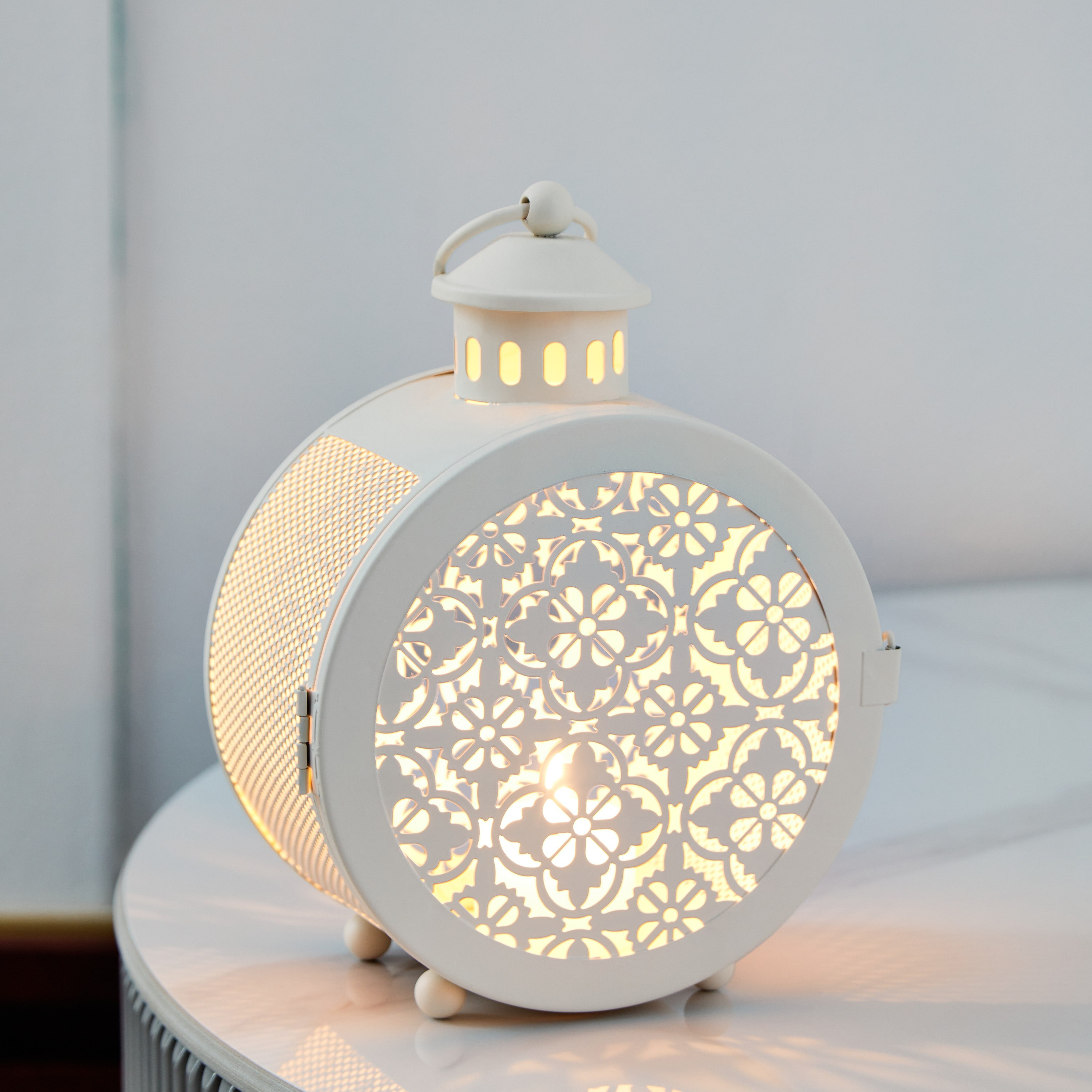 فانوس معدن مستدير مفرغ من أورورا - 14x8x19 سم-hbxdecorandfurnishings-homeaccessories-lanterns-image-2