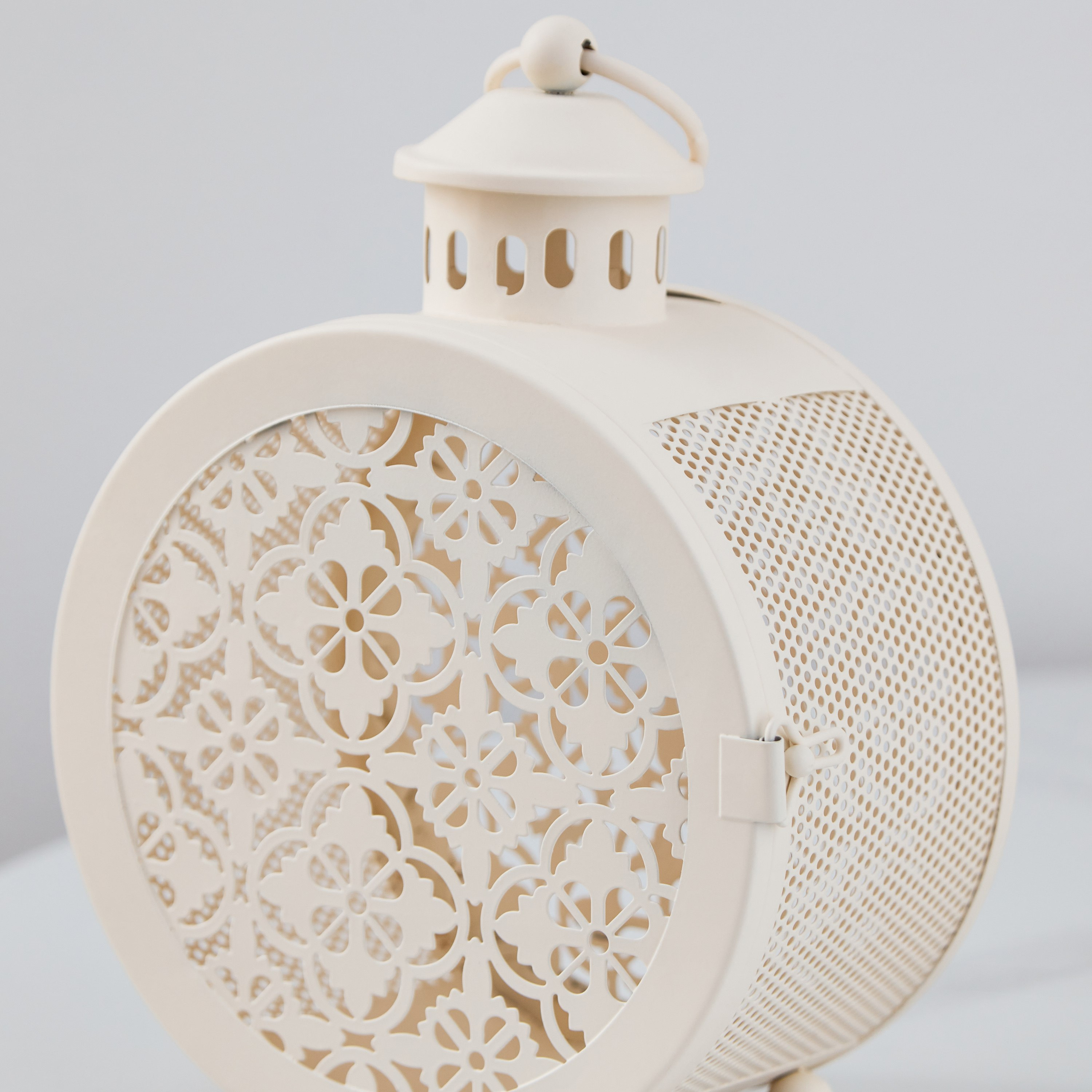 فانوس معدن مستدير مفرغ من أورورا - 14x8x19 سم-hbxdecorandfurnishings-homeaccessories-lanterns-image-4