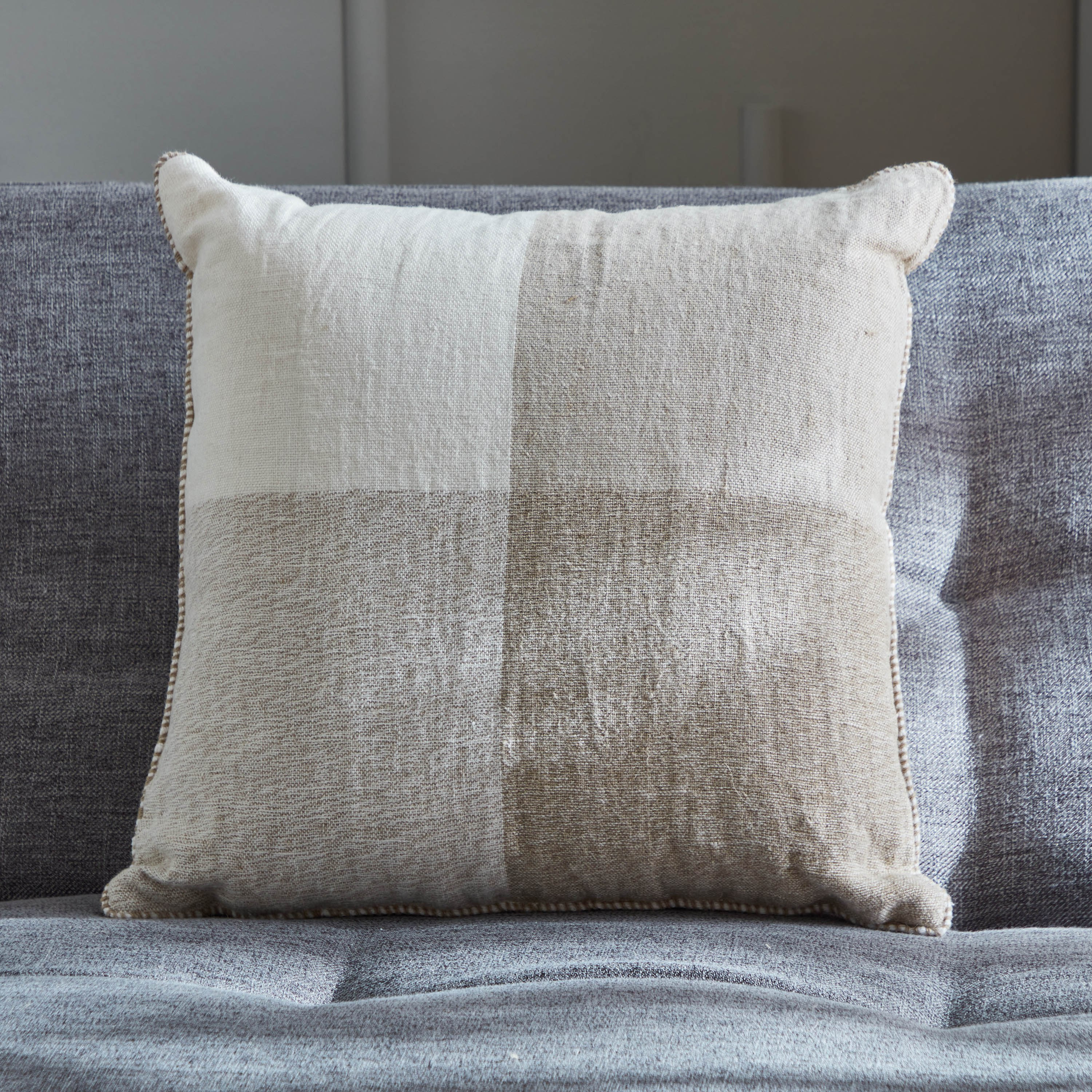 وسادة محشوة منسوجة بتصميم كاروهات من لينش - 45x45 سم-hbxlivingroom-furnishings-cushionsandcovers-filledcushions-image-1