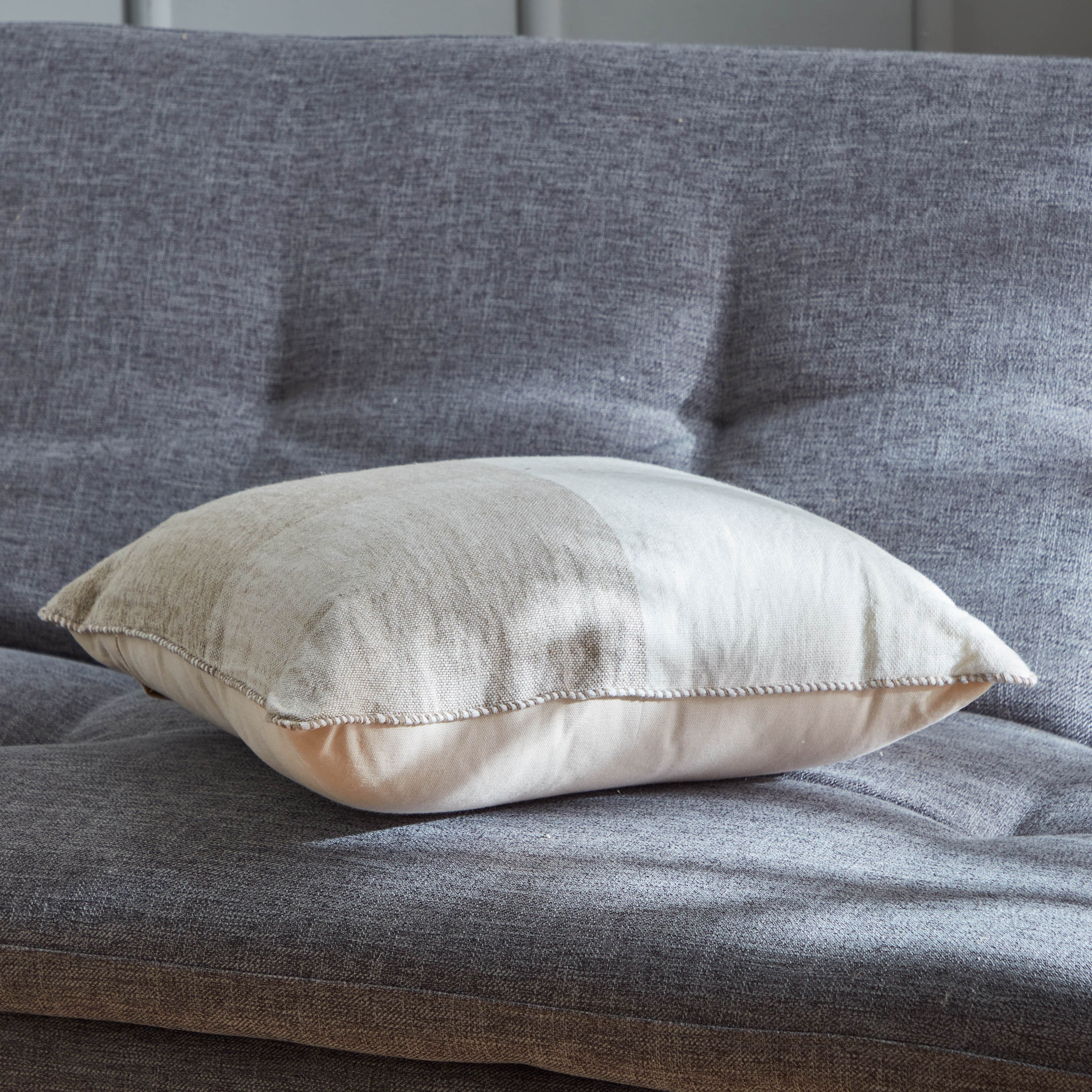 وسادة محشوة منسوجة بتصميم كاروهات من لينش - 45x45 سم-hbxlivingroom-furnishings-cushionsandcovers-filledcushions-image-3