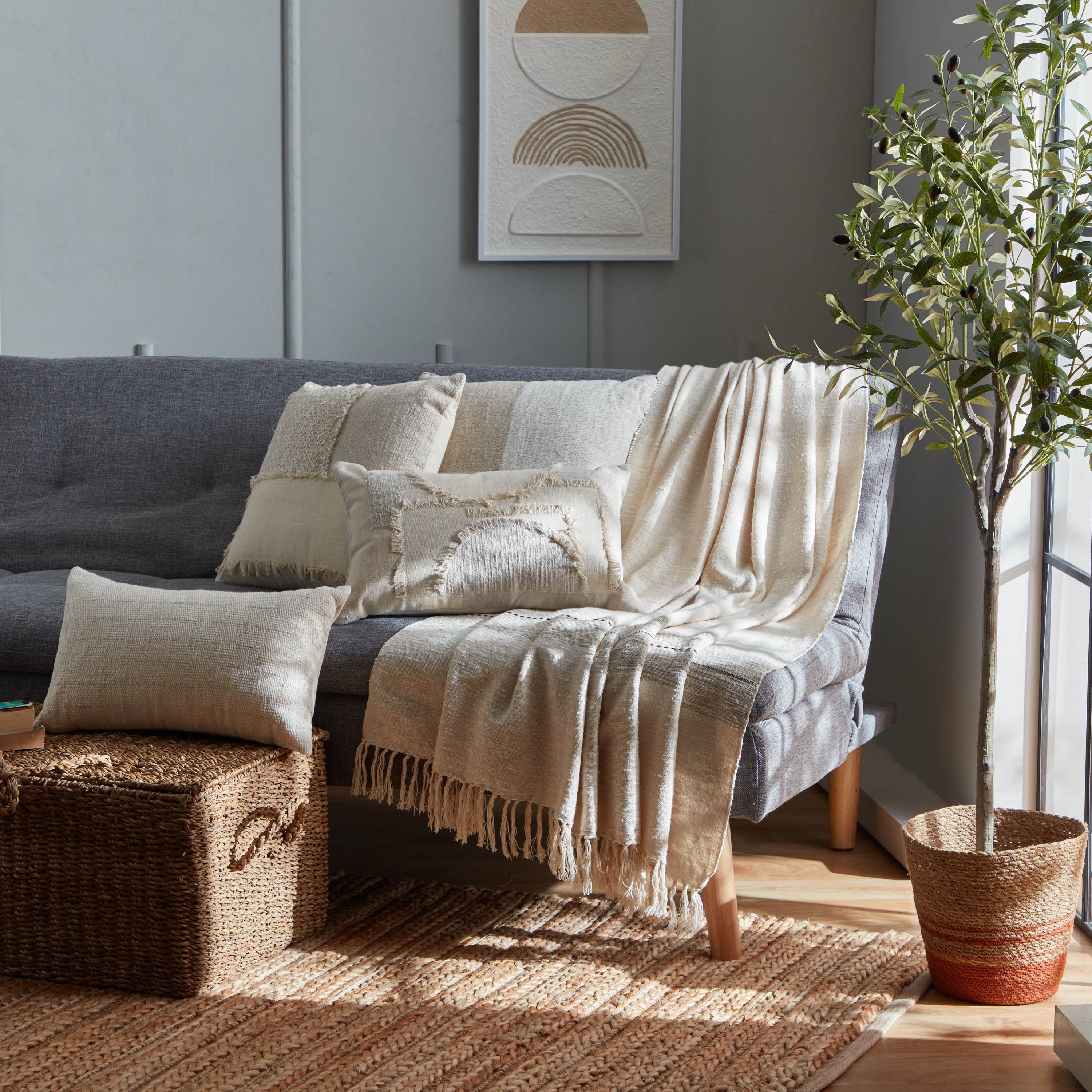 وسادة محشوة منسوجة بتصميم كاروهات من لينش - 45x45 سم-hbxlivingroom-furnishings-cushionsandcovers-filledcushions-image-5