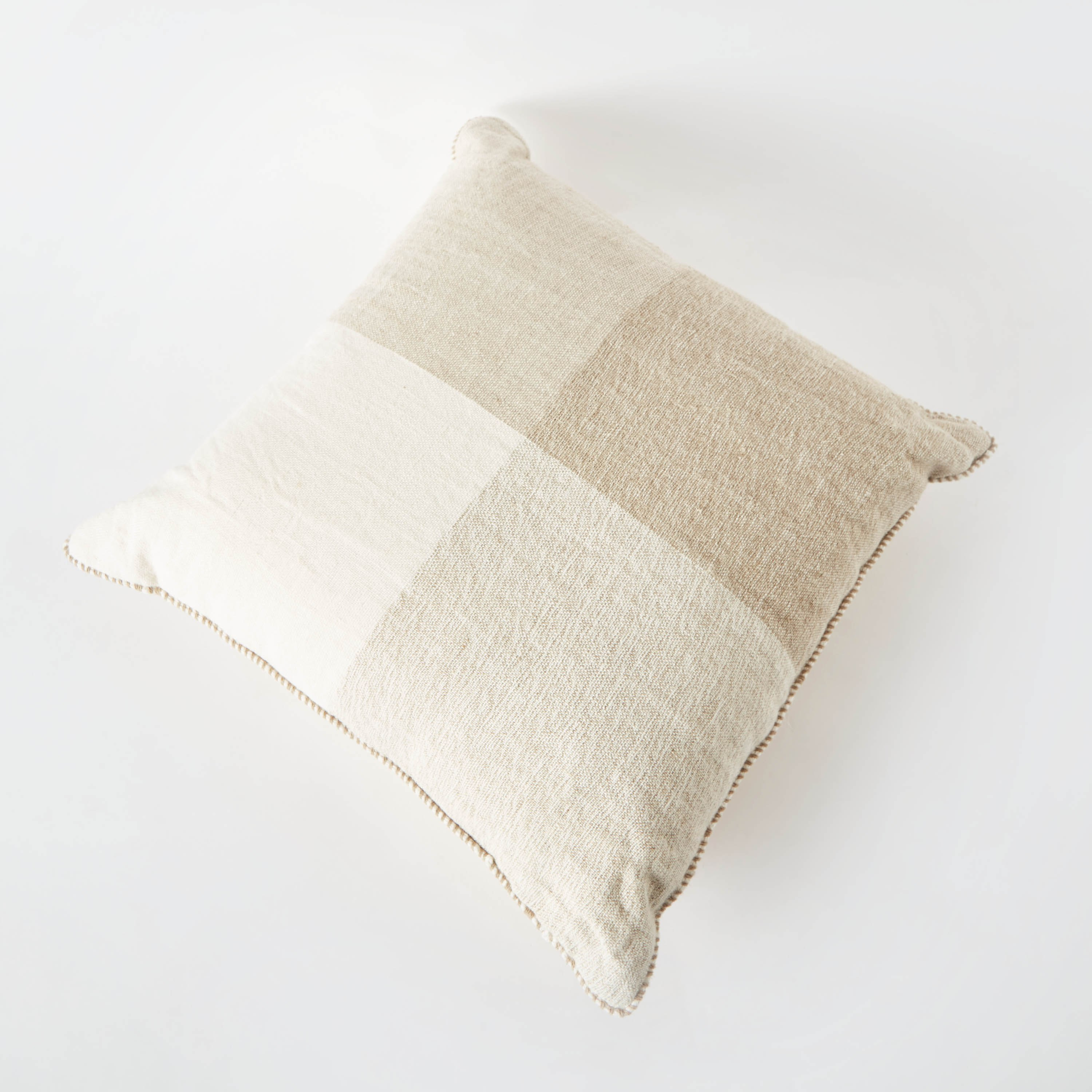وسادة محشوة منسوجة بتصميم كاروهات من لينش - 45x45 سم-hbxlivingroom-furnishings-cushionsandcovers-filledcushions-image-6