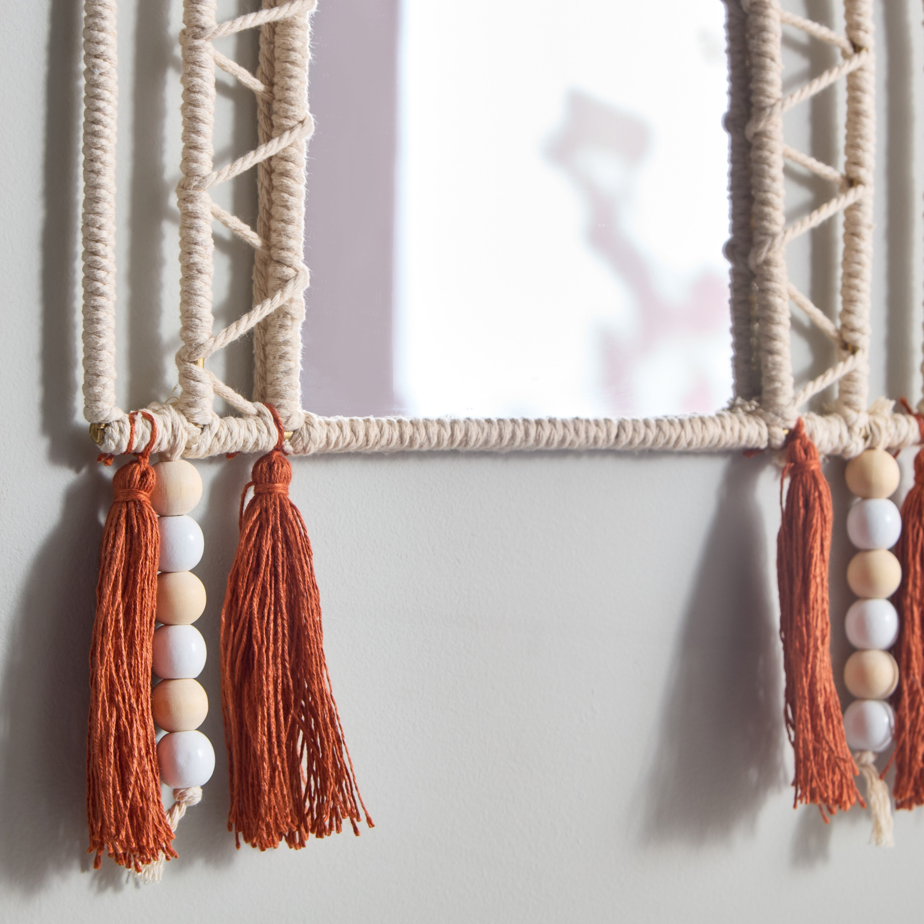 مرآة سلك مزينة بخرز خشبي وشرابة - روتانا - 29x38 سم-hbxhomeware-hbxdecorandfurnishings-image-3