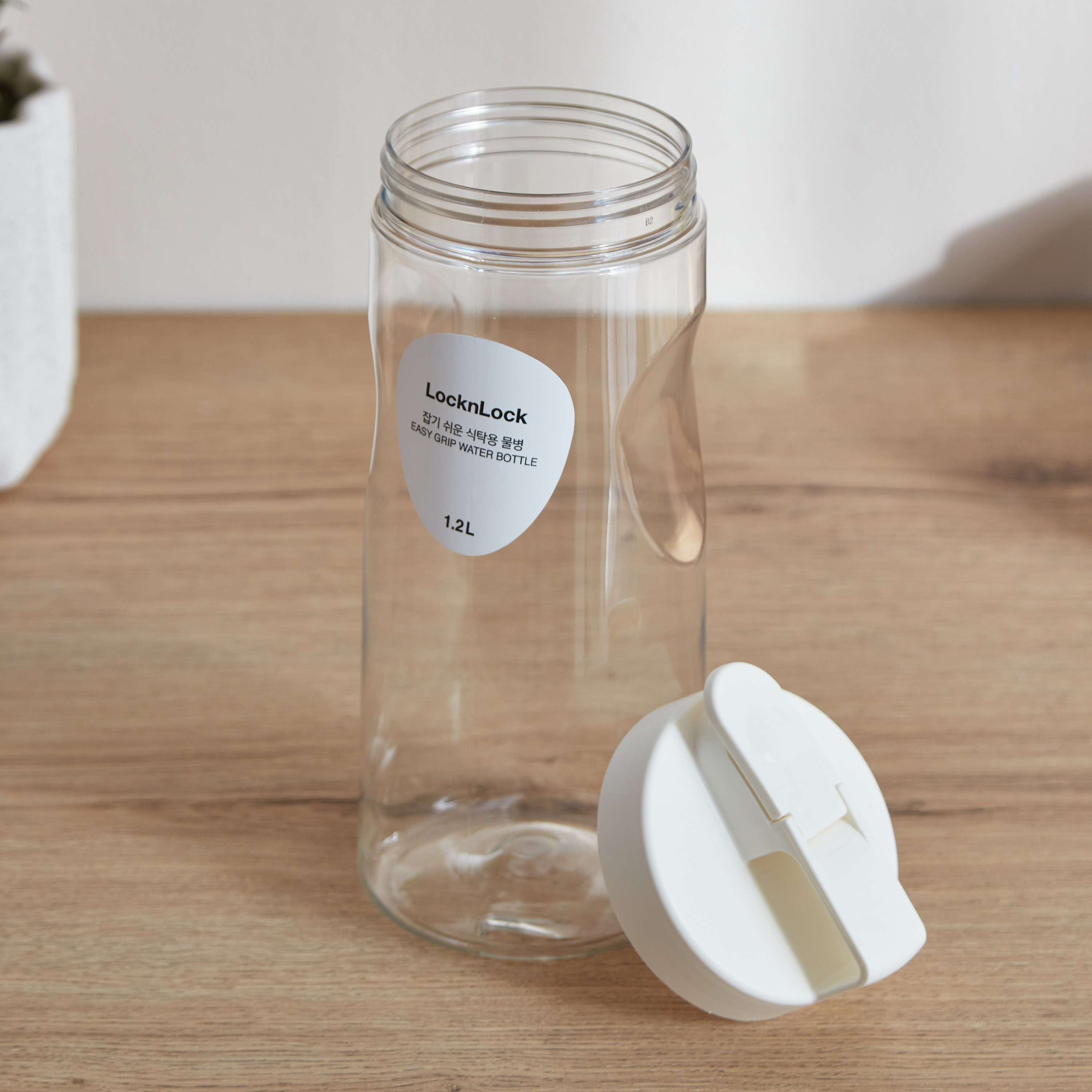 قارورة مياه سهلة الإمساك من لوك آند لوك - 1.2 لتر-hbxhomeware-diningandtabletop-bottles-image-3