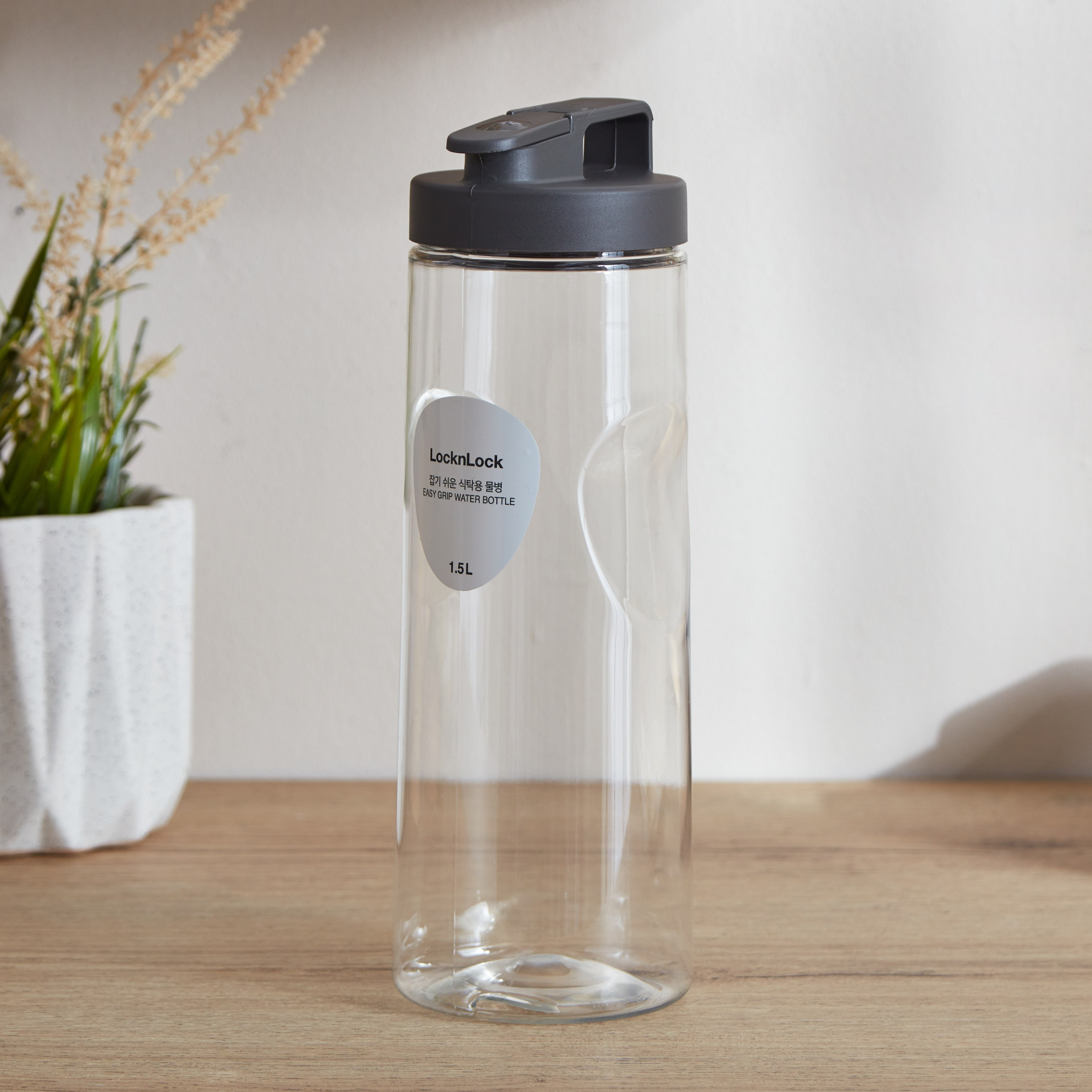 قارورة مياه سهلة الإمساك من لوك آند لوك - 1.5 لتر-hbxhomeware-diningandtabletop-bottles-image-2