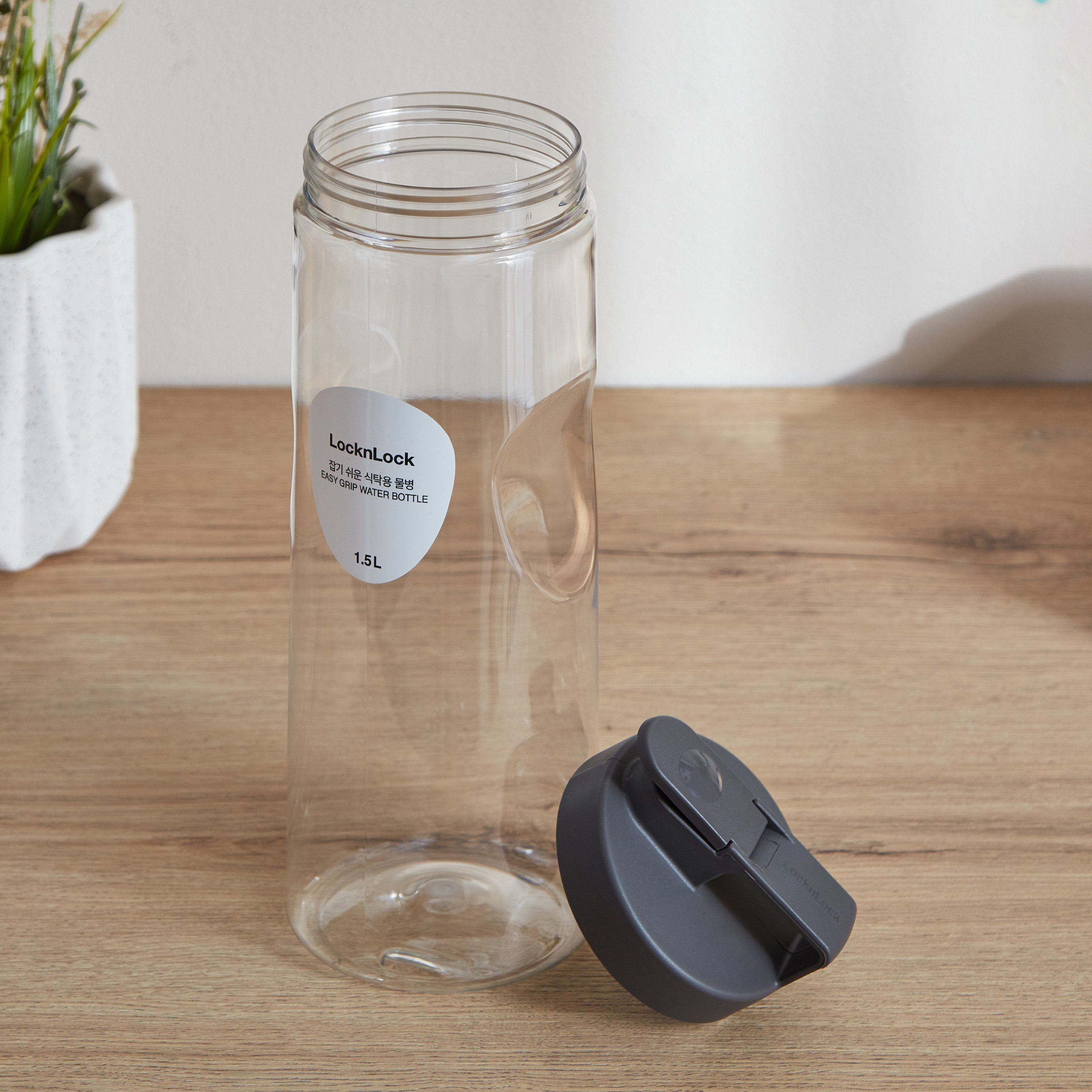 قارورة مياه سهلة الإمساك من لوك آند لوك - 1.5 لتر-hbxhomeware-diningandtabletop-bottles-image-3