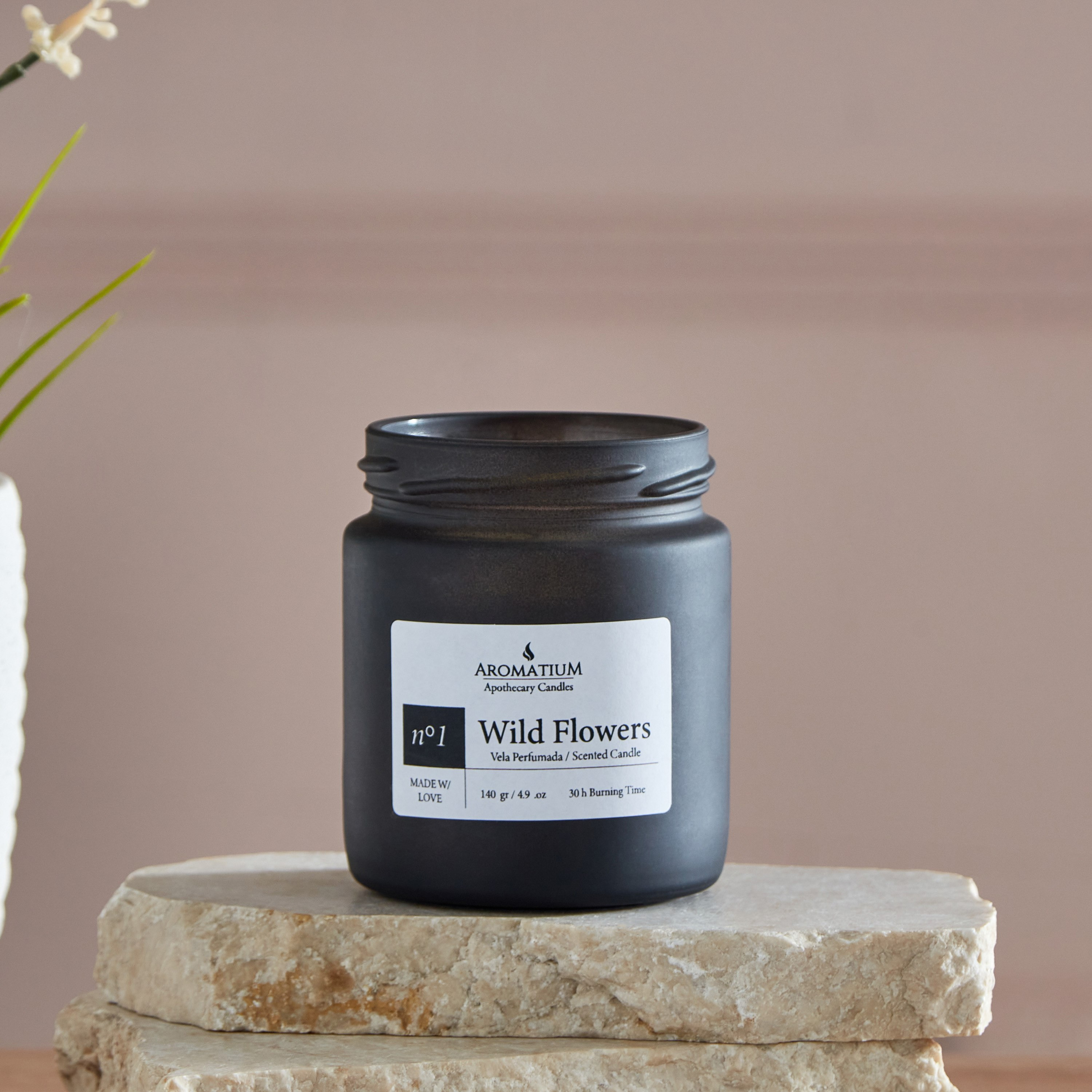 شمعة جرة معطرة بالزهور البرية من فيلا أروماتيوم - 140 جم-hbxlivingroom-decorandaccessories-candles-image-1