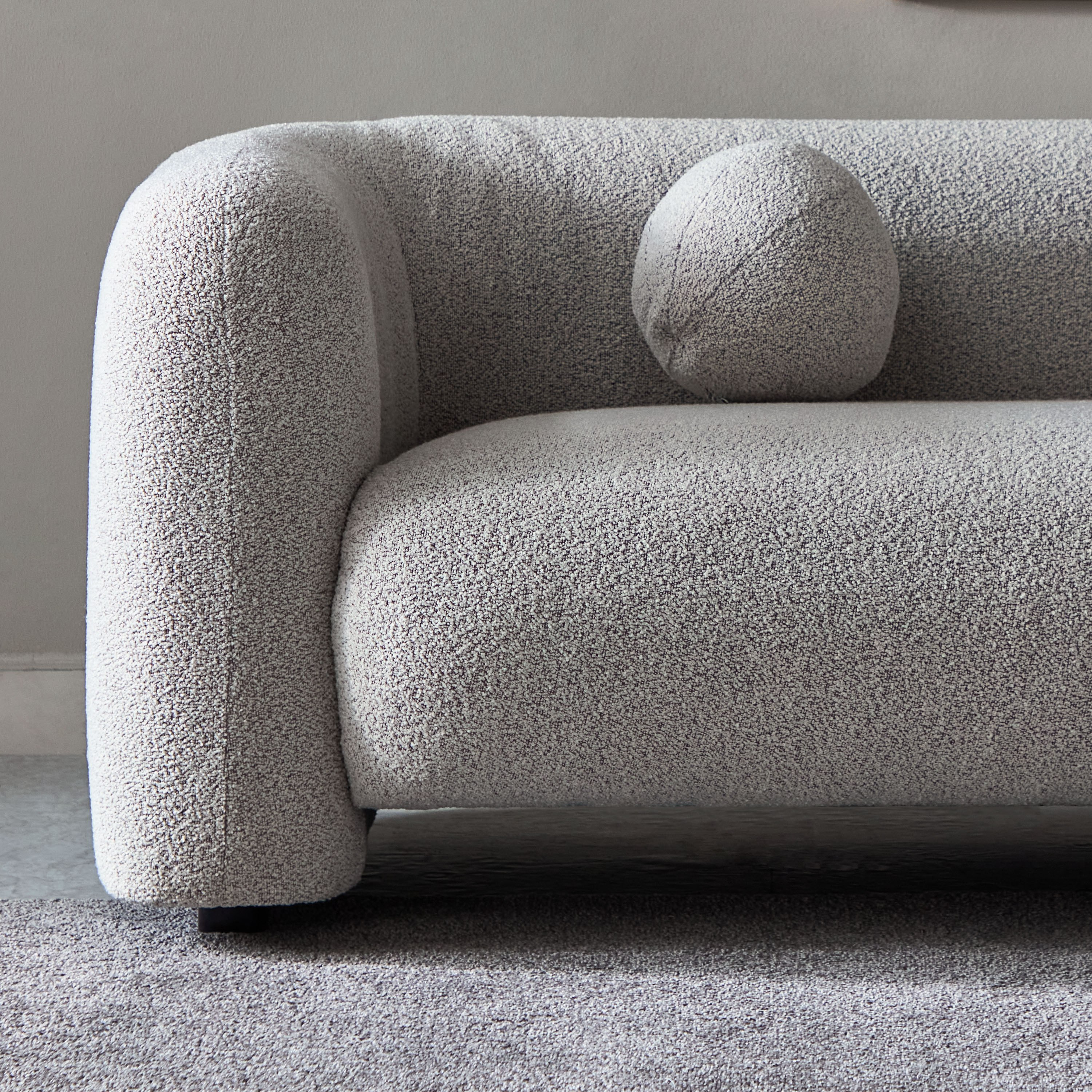 كنبة قماش 3 مقاعد مع 2 وسادة مستديرة من بارسيلو-hbxlivingroom-sofasandarmchairs-sofas-image-4