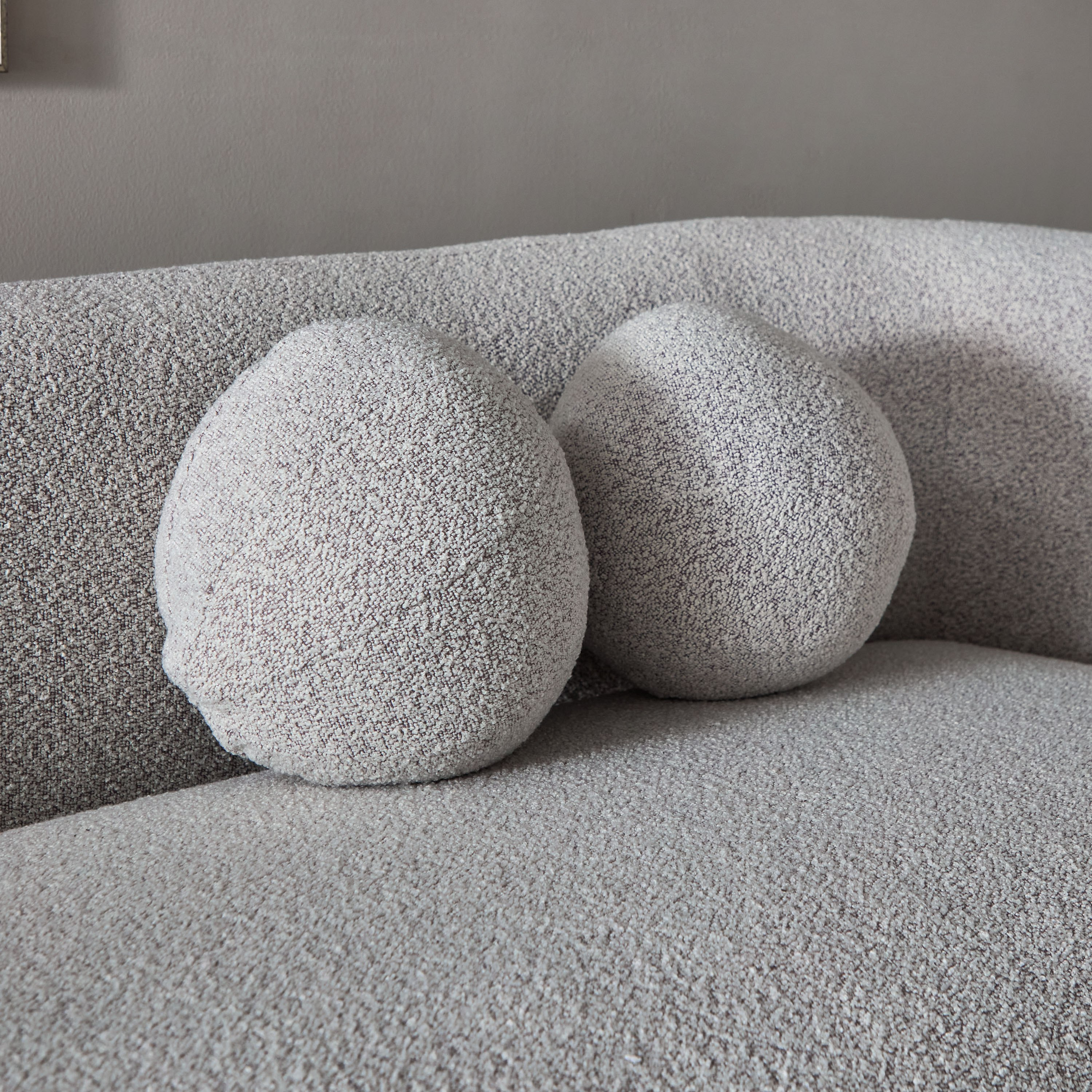 كنبة قماش 3 مقاعد مع 2 وسادة مستديرة من بارسيلو-hbxlivingroom-sofasandarmchairs-sofas-image-5