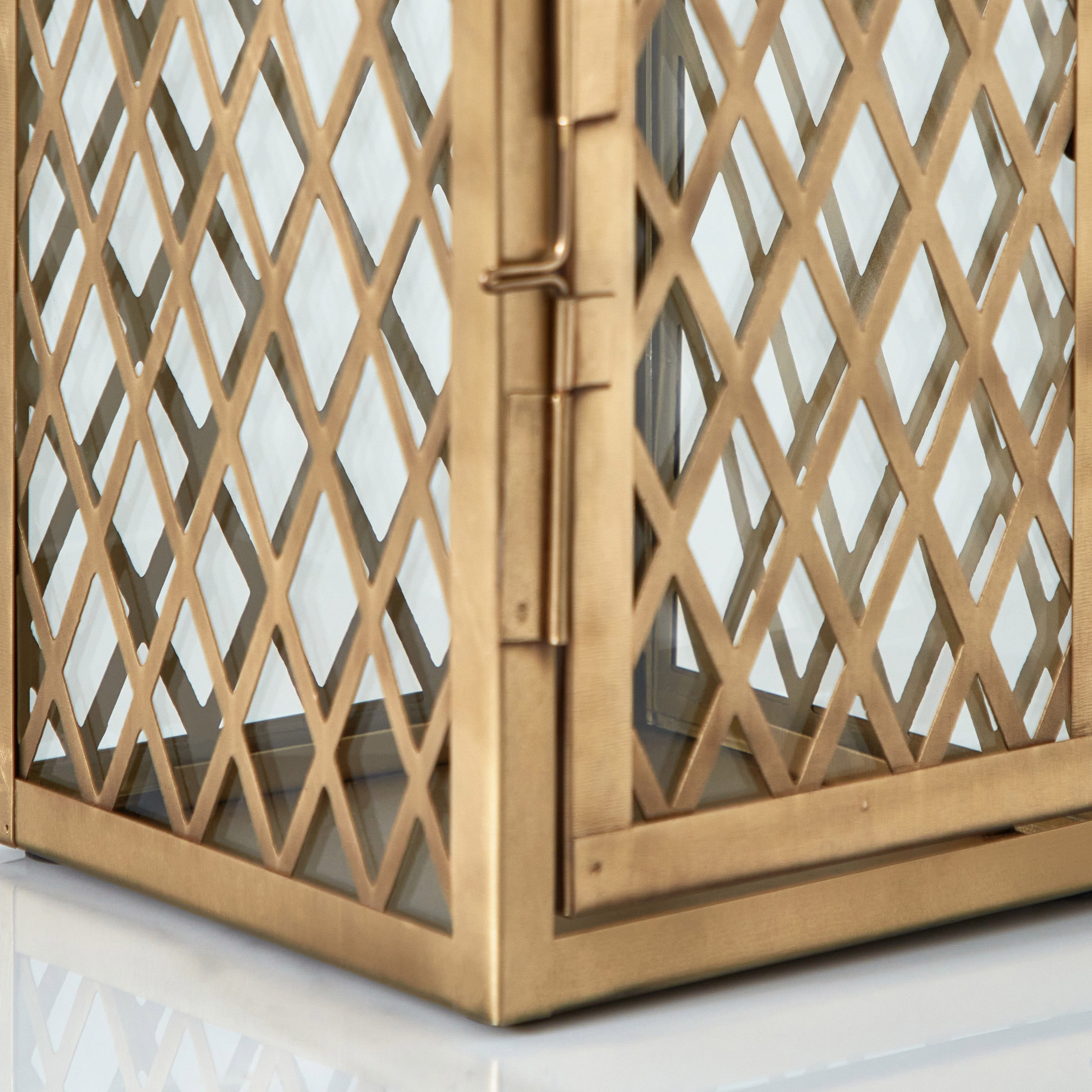 فانوس حديث معدن بتفاصيل مفرّغة من إيسابا - 15x14x30 سم-hbxdecorandfurnishings-homeaccessories-lanterns-image-3