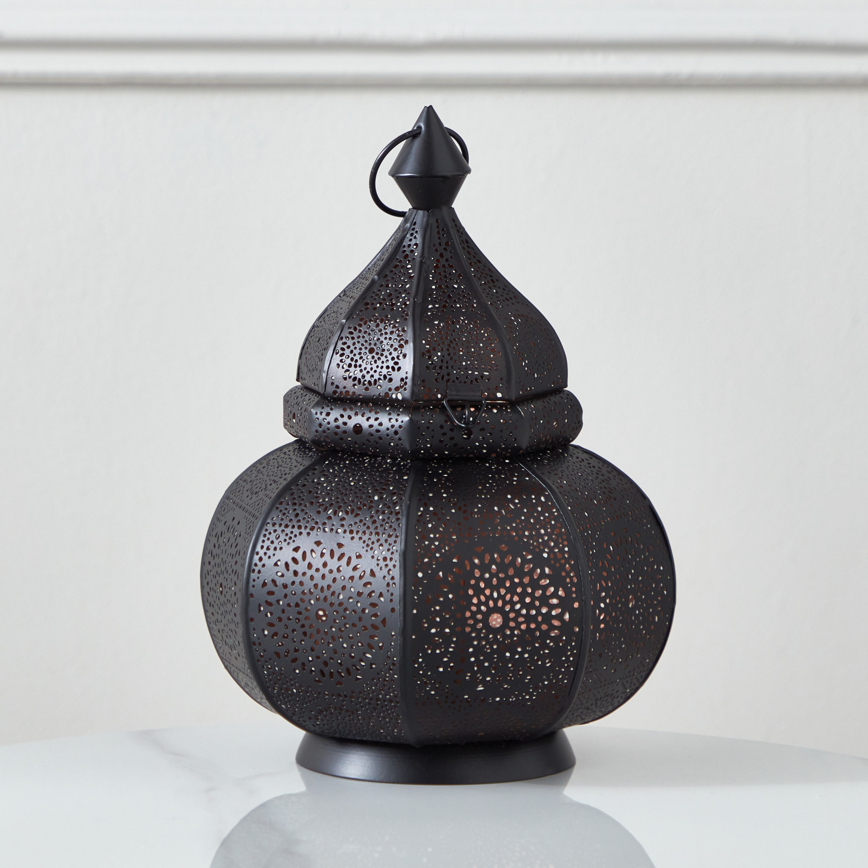 فانوس قبة معدن تفاصيل مفرّغة من إيسابا - 18x18x28 سم-hbxdecorandfurnishings-homeaccessories-lanterns-image-2