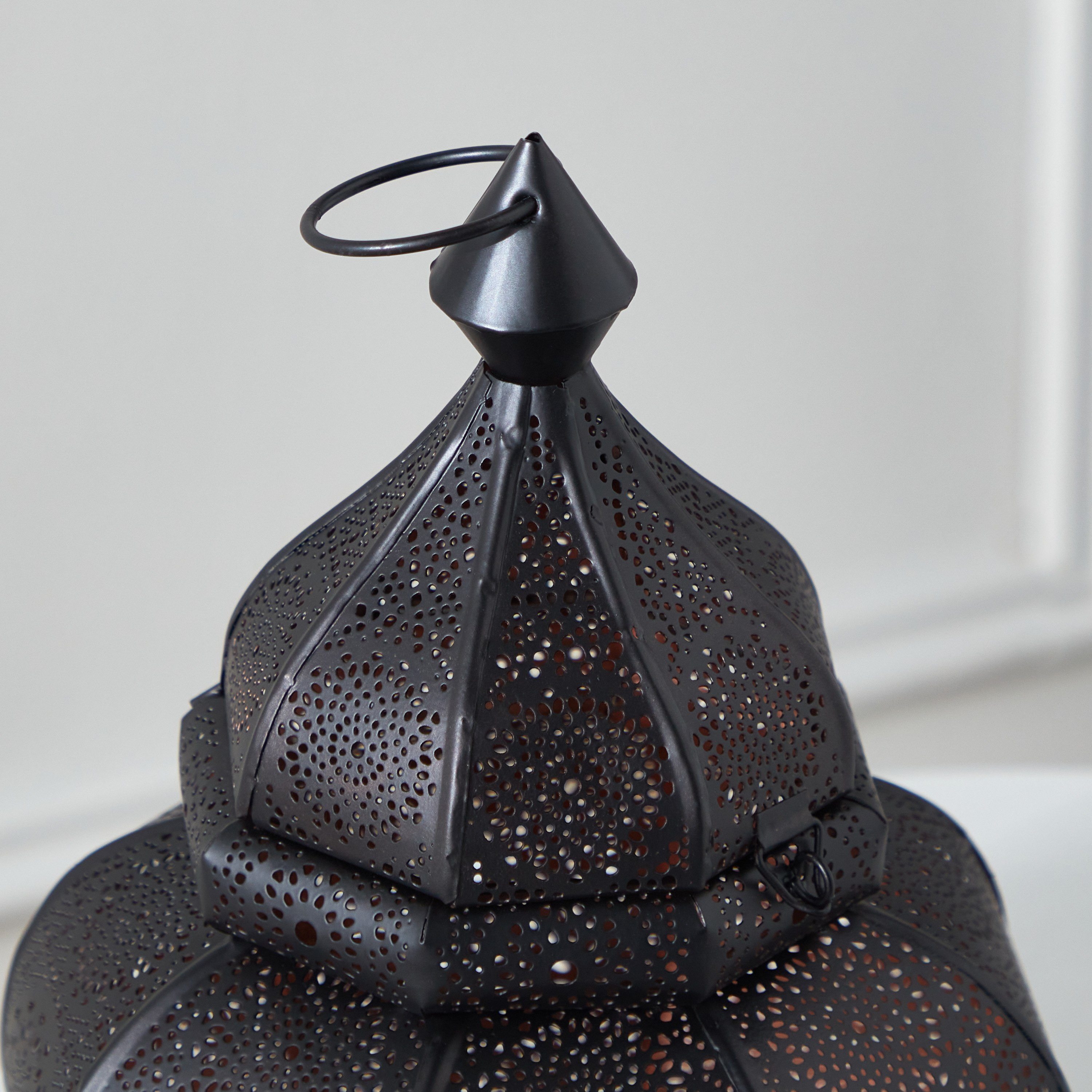 فانوس قبة معدن تفاصيل مفرّغة من إيسابا - 18x18x28 سم-hbxdecorandfurnishings-homeaccessories-lanterns-image-4