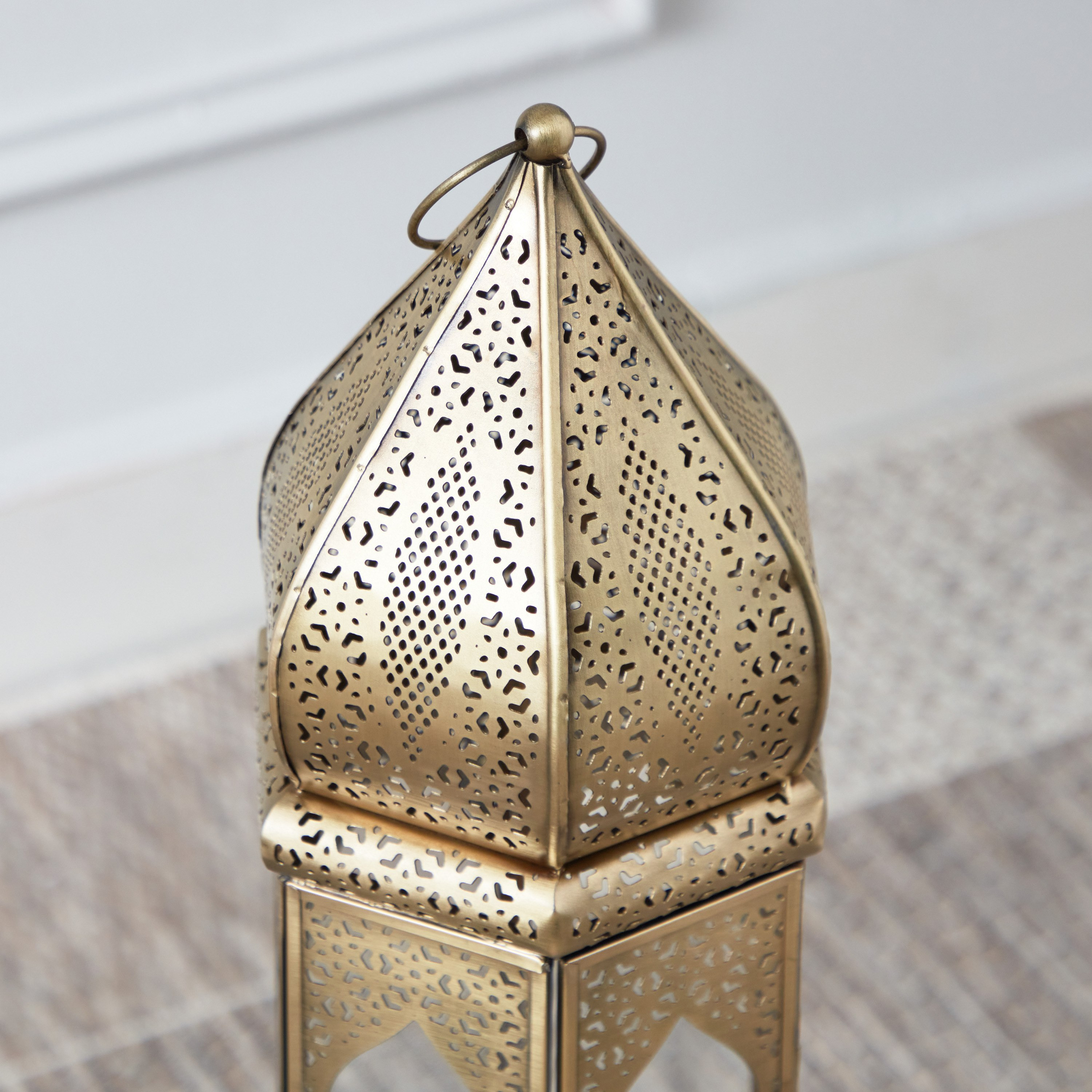 فانوس طويل معدني بتفاصيل مفرّغة من إيسابا - 15x15x65 سم-hbxdecorandfurnishings-homeaccessories-lanterns-image-3