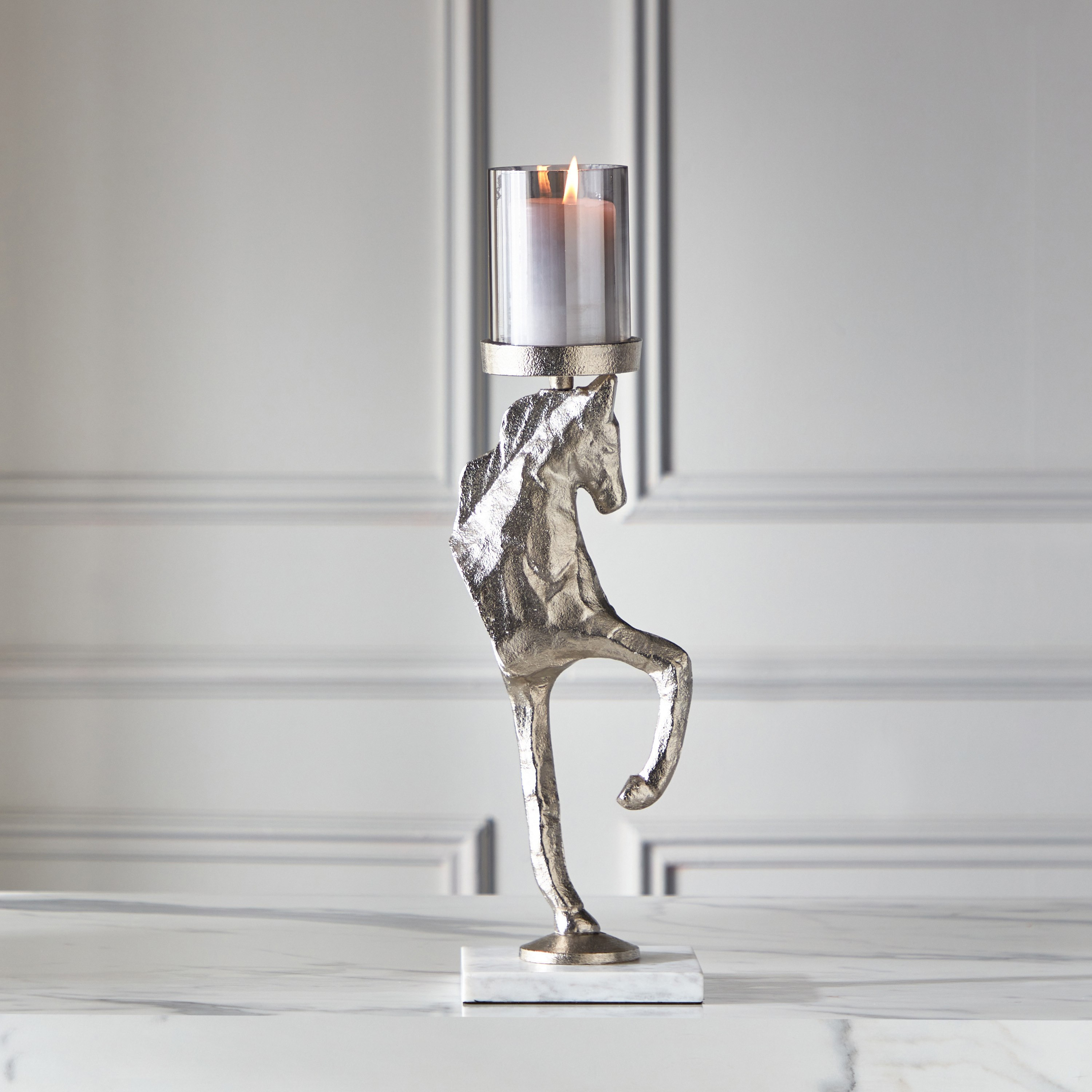 حامل شموع ألومنيوم قائم على شكل حصان بقاعدة رخامية من أسترو - 12x12x45 سم-hbxlivingroom-decorandaccessories-candleholders-image-1