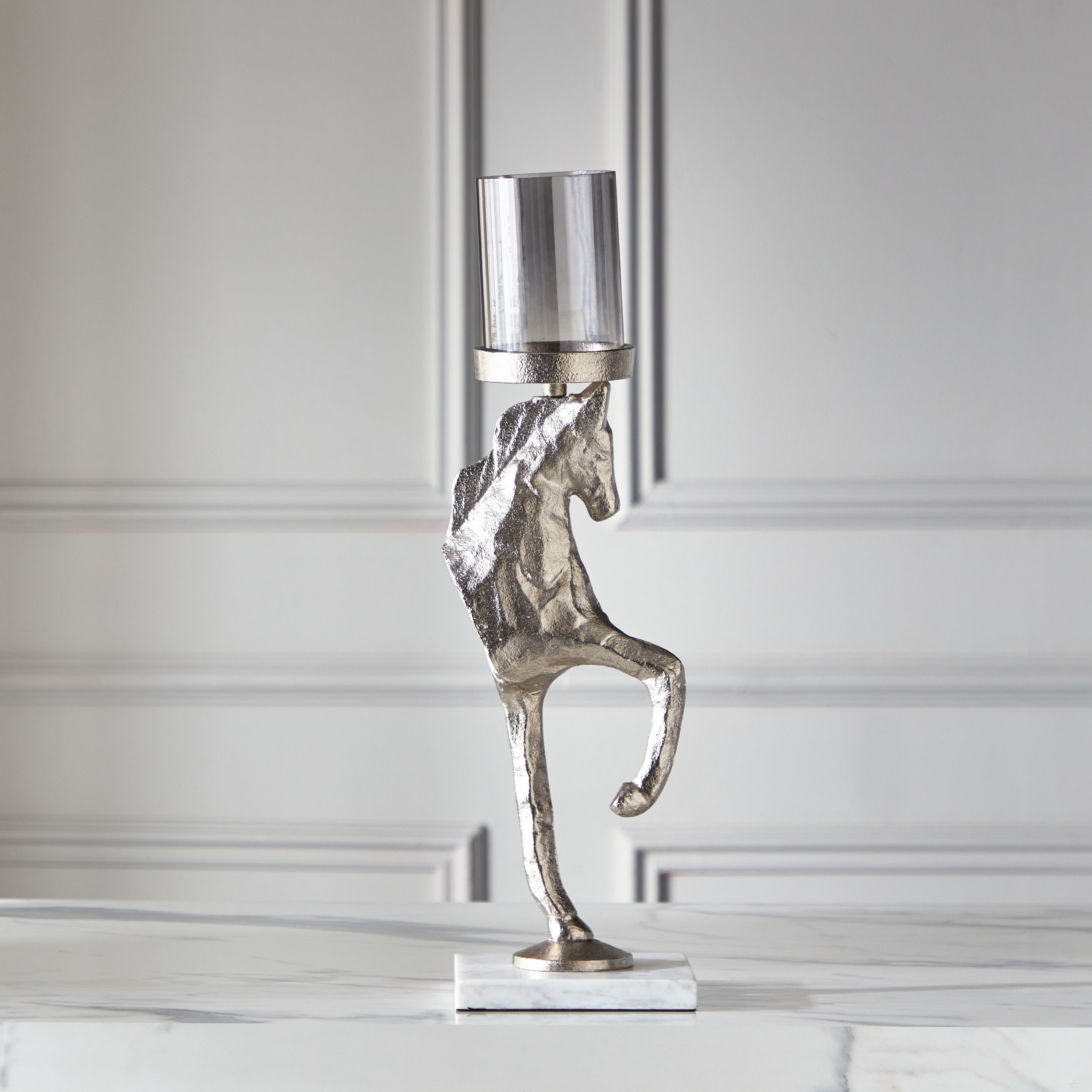 حامل شموع ألومنيوم قائم على شكل حصان بقاعدة رخامية من أسترو - 12x12x45 سم-hbxlivingroom-decorandaccessories-candleholders-image-2
