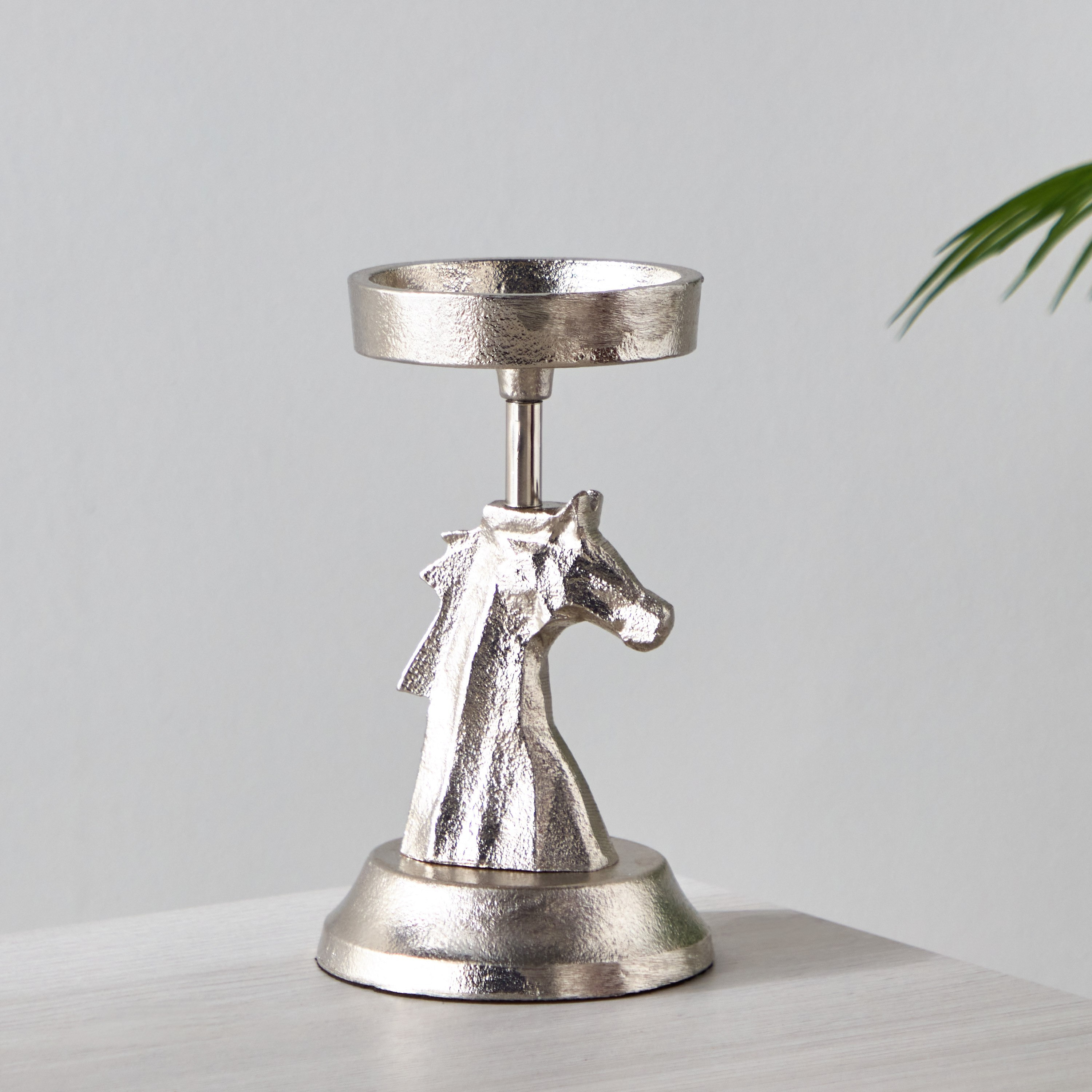 حامل شموع حصان ألومنيوم من أسترو - 10x10x17 سم-hbxlivingroom-decorandaccessories-candleholders-image-2