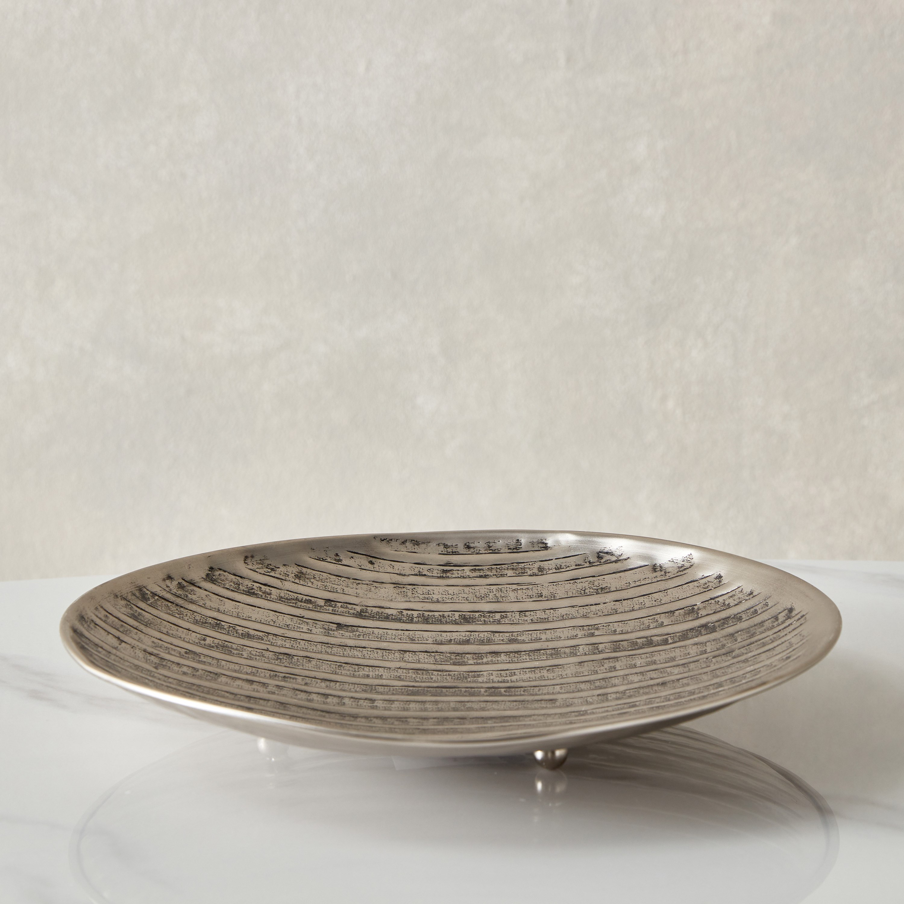 صحن ديكور معدني من لورين - 29x29x4×25 سم-hbxhomeware-hbxdecorandfurnishings-image-2