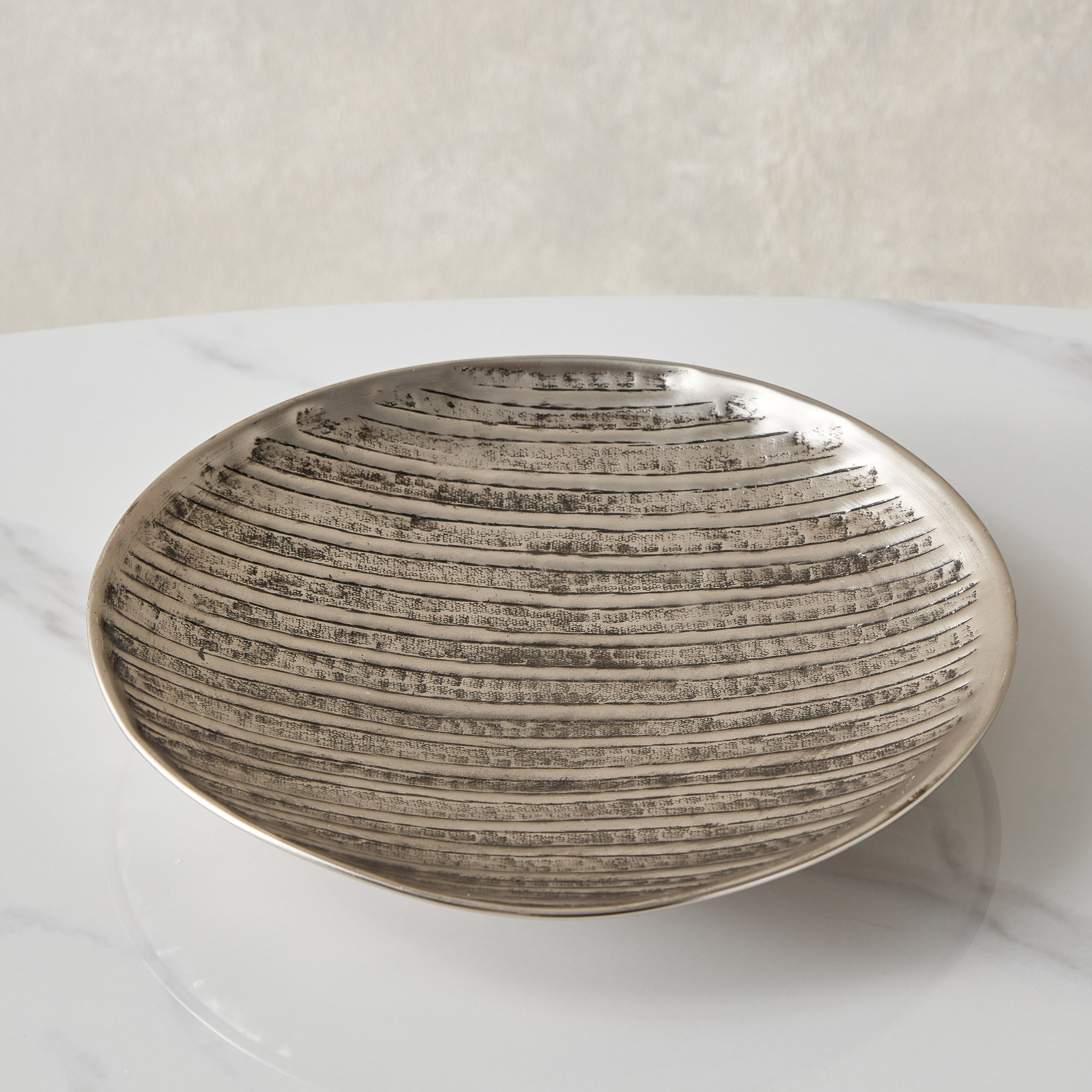 صحن ديكور معدني من لورين - 29x29x4×25 سم-hbxhomeware-hbxdecorandfurnishings-image-3
