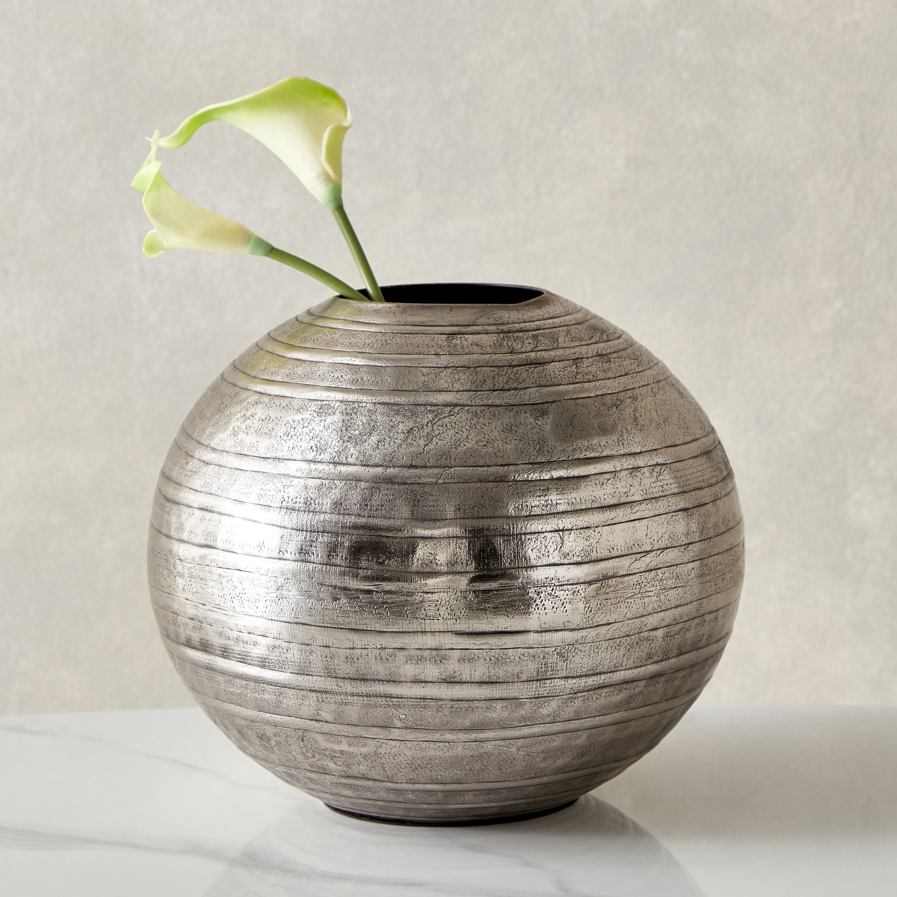 مزهرية طاولة معدنية مستديرة من لورين - 26x26x22 سم-hbxbedroom-decorandaccessories-vases-image-1