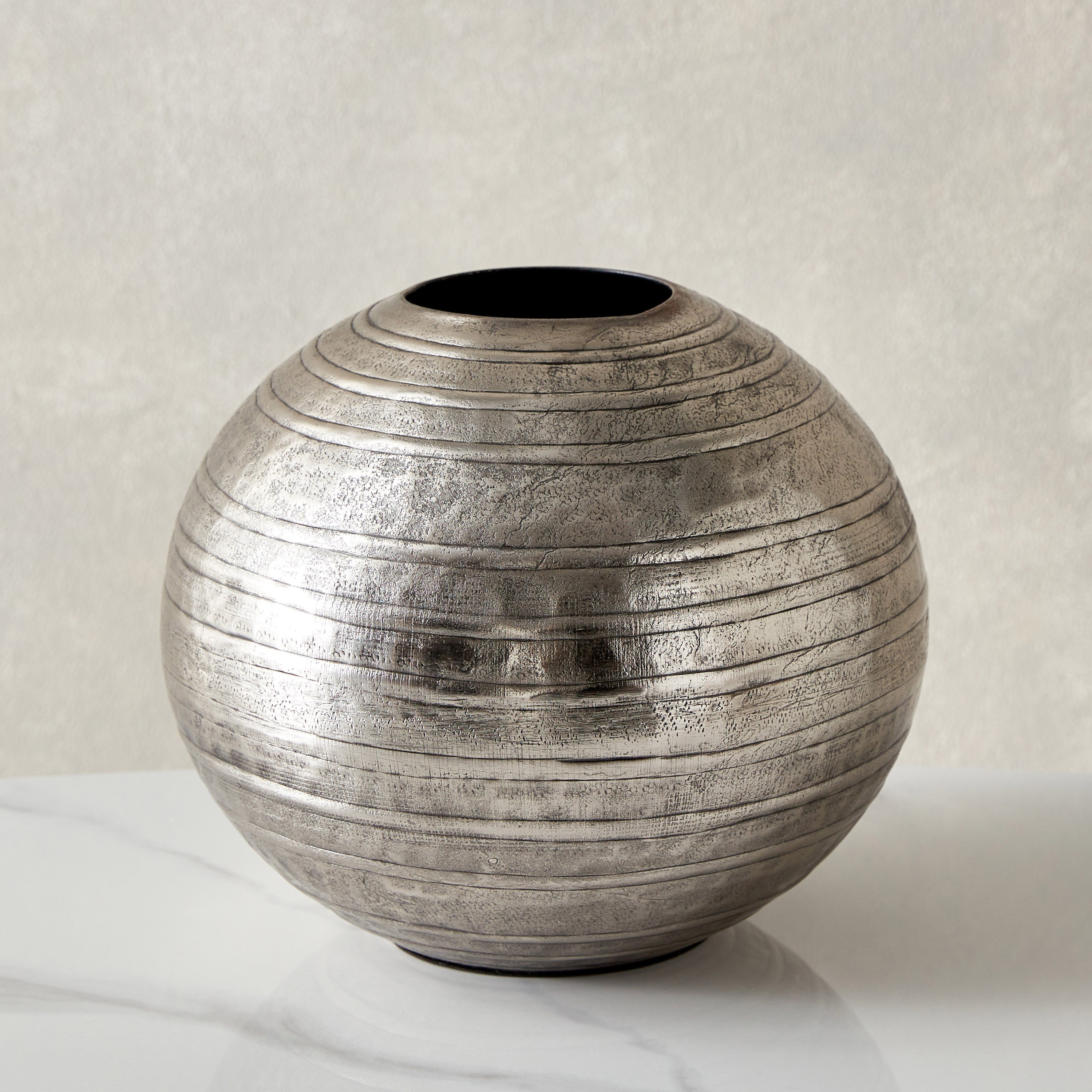 مزهرية طاولة معدنية مستديرة من لورين - 26x26x22 سم-hbxbedroom-decorandaccessories-vases-image-2