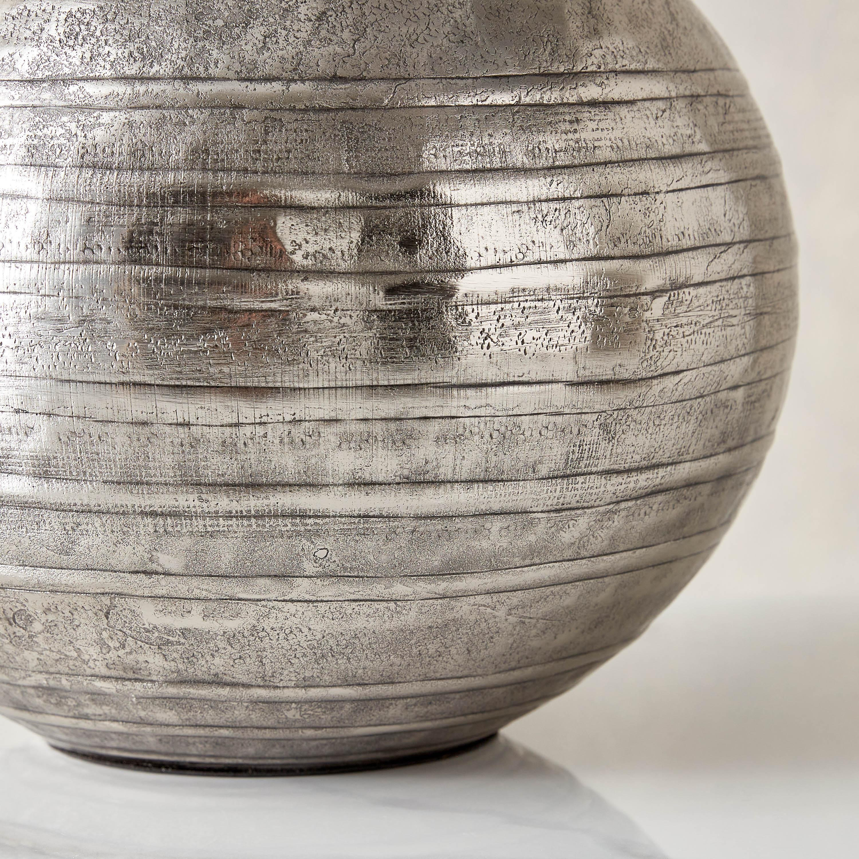 مزهرية طاولة معدنية مستديرة من لورين - 26x26x22 سم-hbxbedroom-decorandaccessories-vases-image-4
