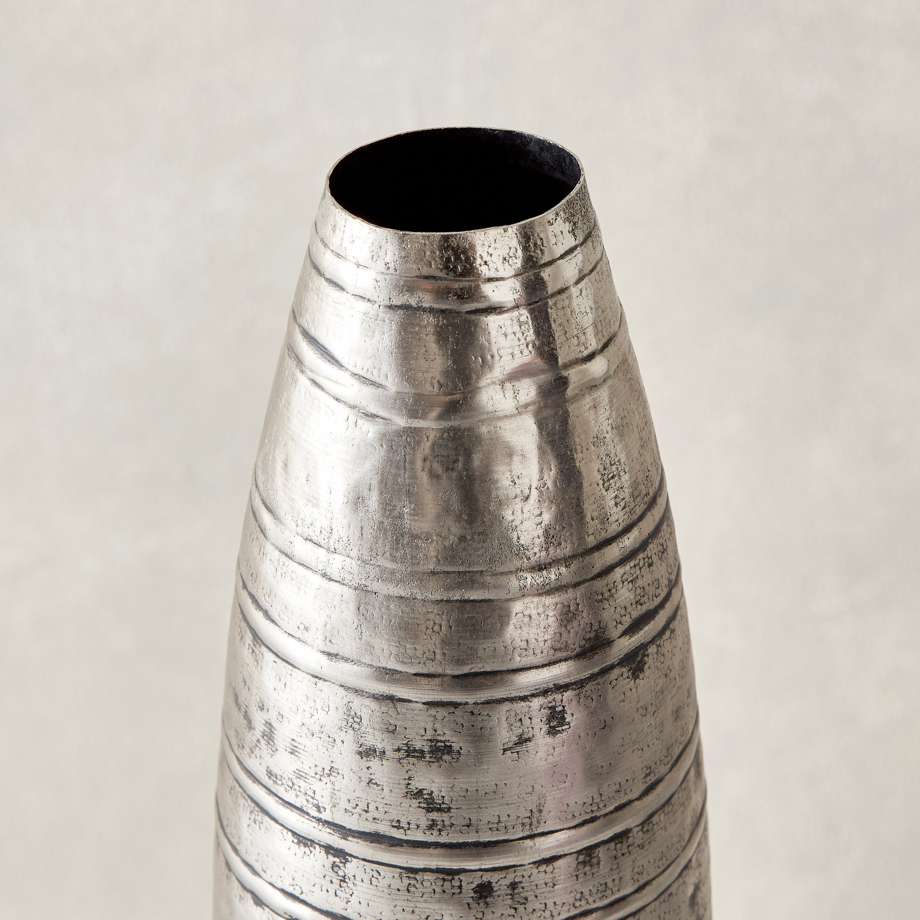مزهرية طاولة معدنية من لورين - 14x14x50 سم-hbxbedroom-decorandaccessories-vases-image-3